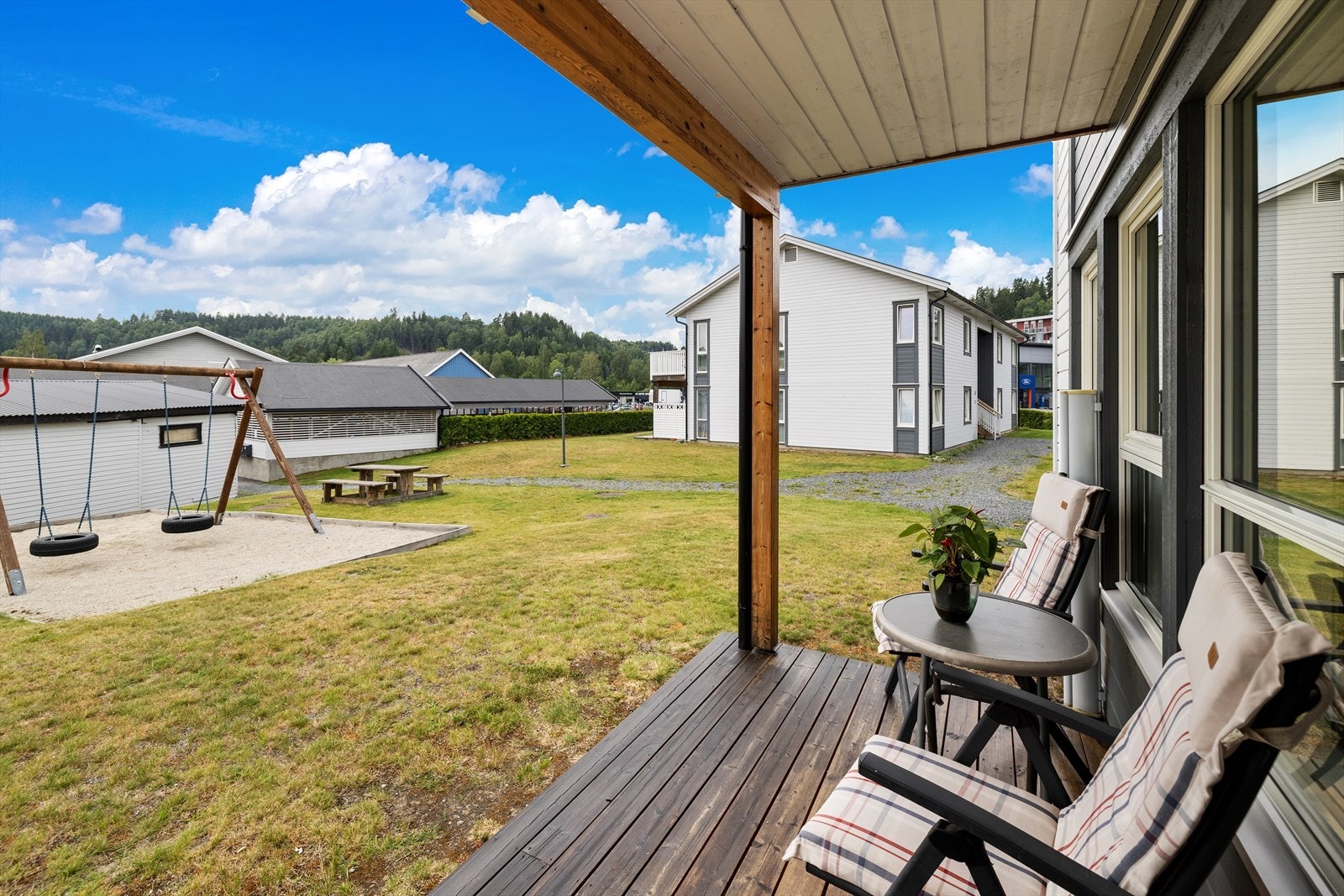 Kort vei til felles lekeplass med sandkasse, huskestativ og benk. Galleribilde