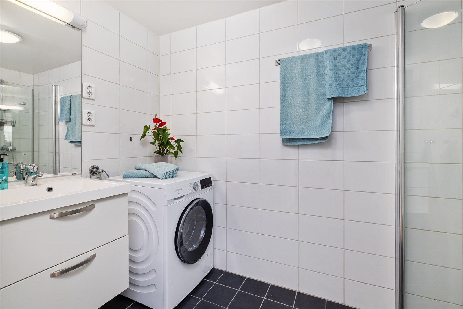 Tidløst og moderne bad. Galleribilde