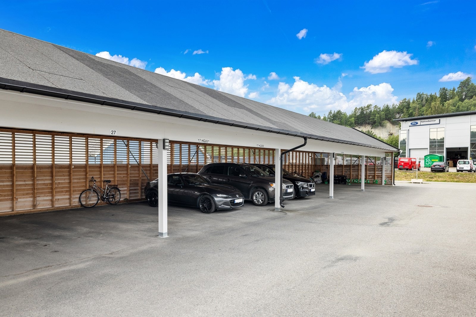 Med leiligheten følger det fast parkeringsplass i Carport. Galleribilde