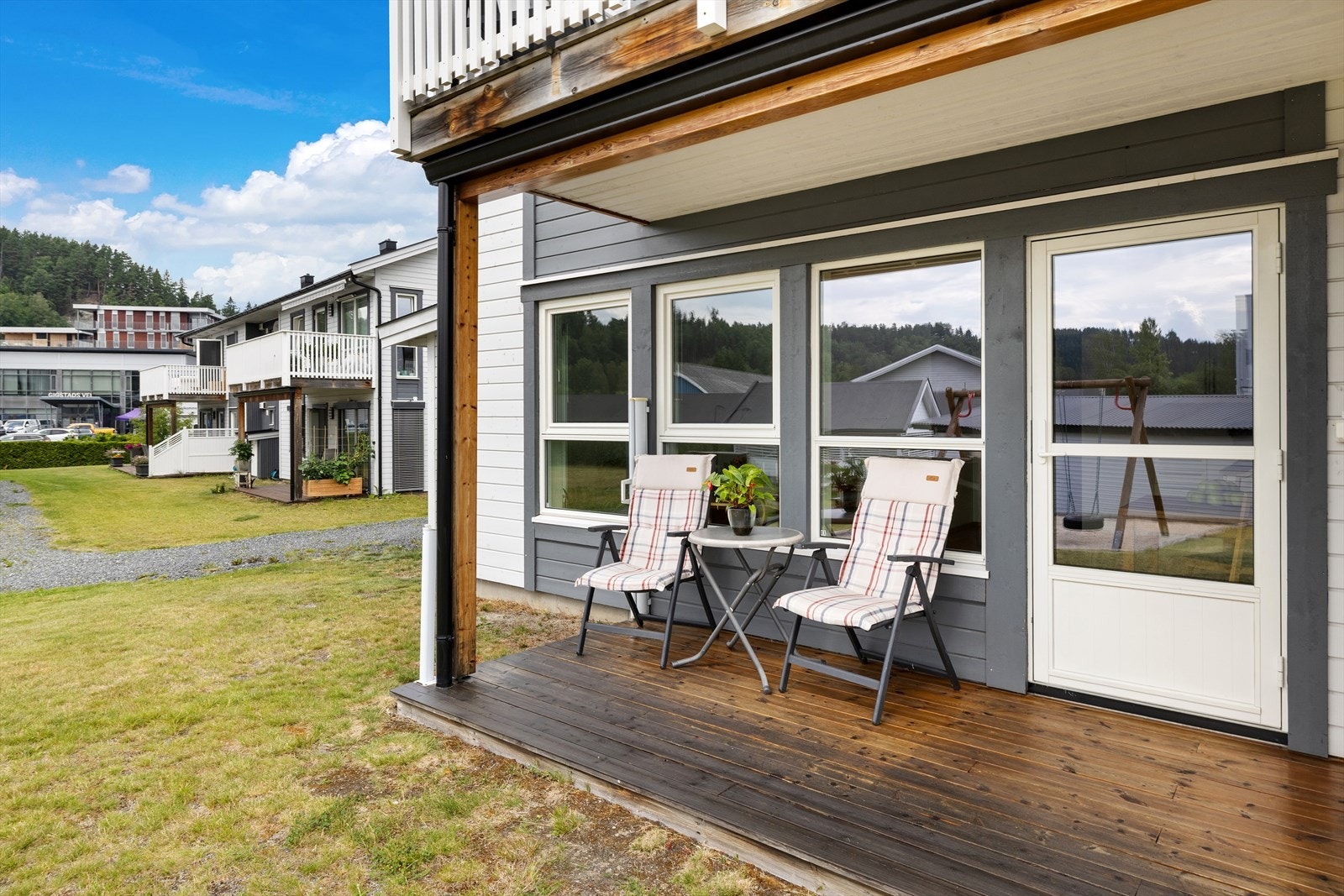 Sydvendt terrasseplatting som gir gode solforhold. Galleribilde