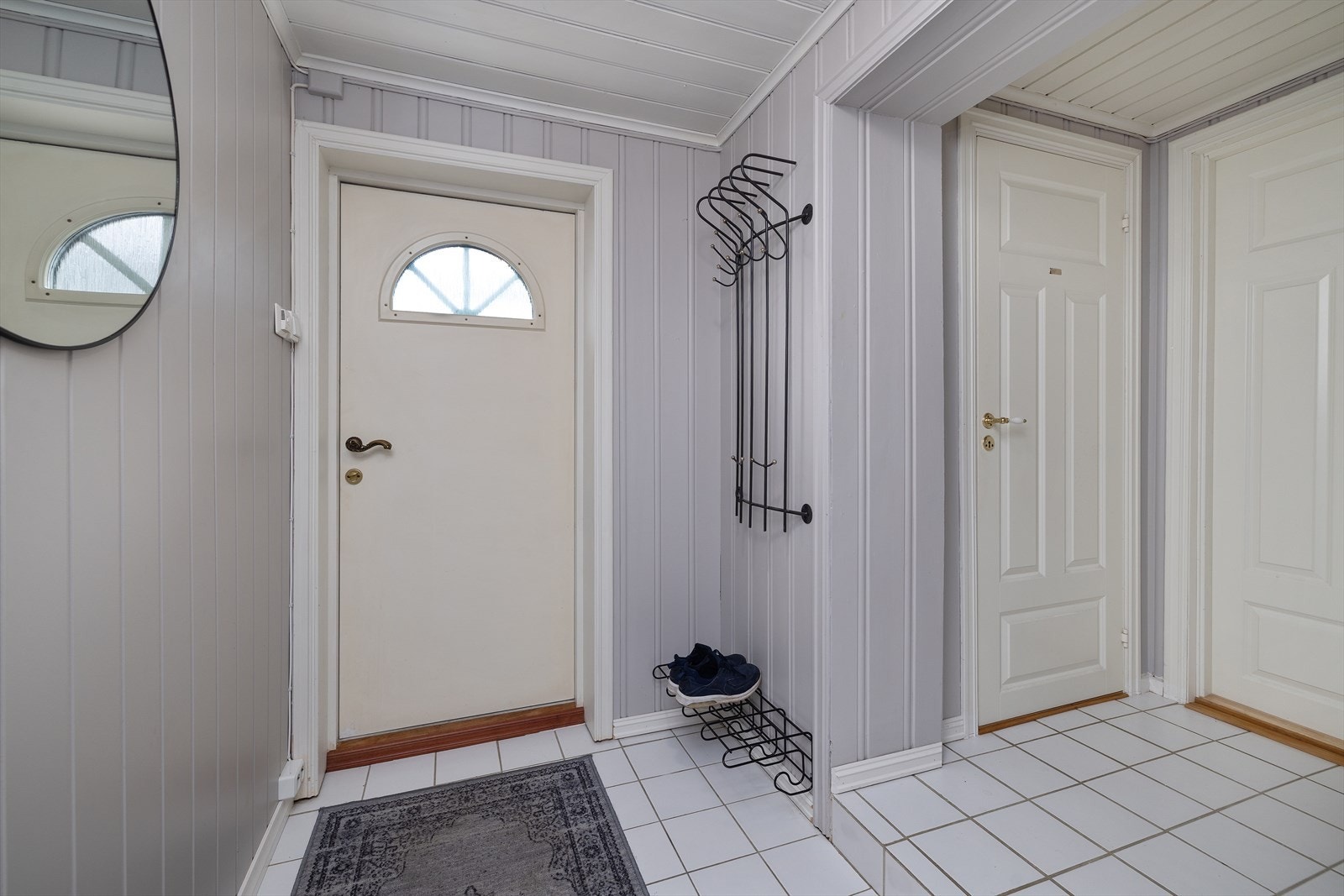 Utleiedelen har egen inngang, noe som gir fleksibilitet og potensielle leieinntekter. Galleribilde