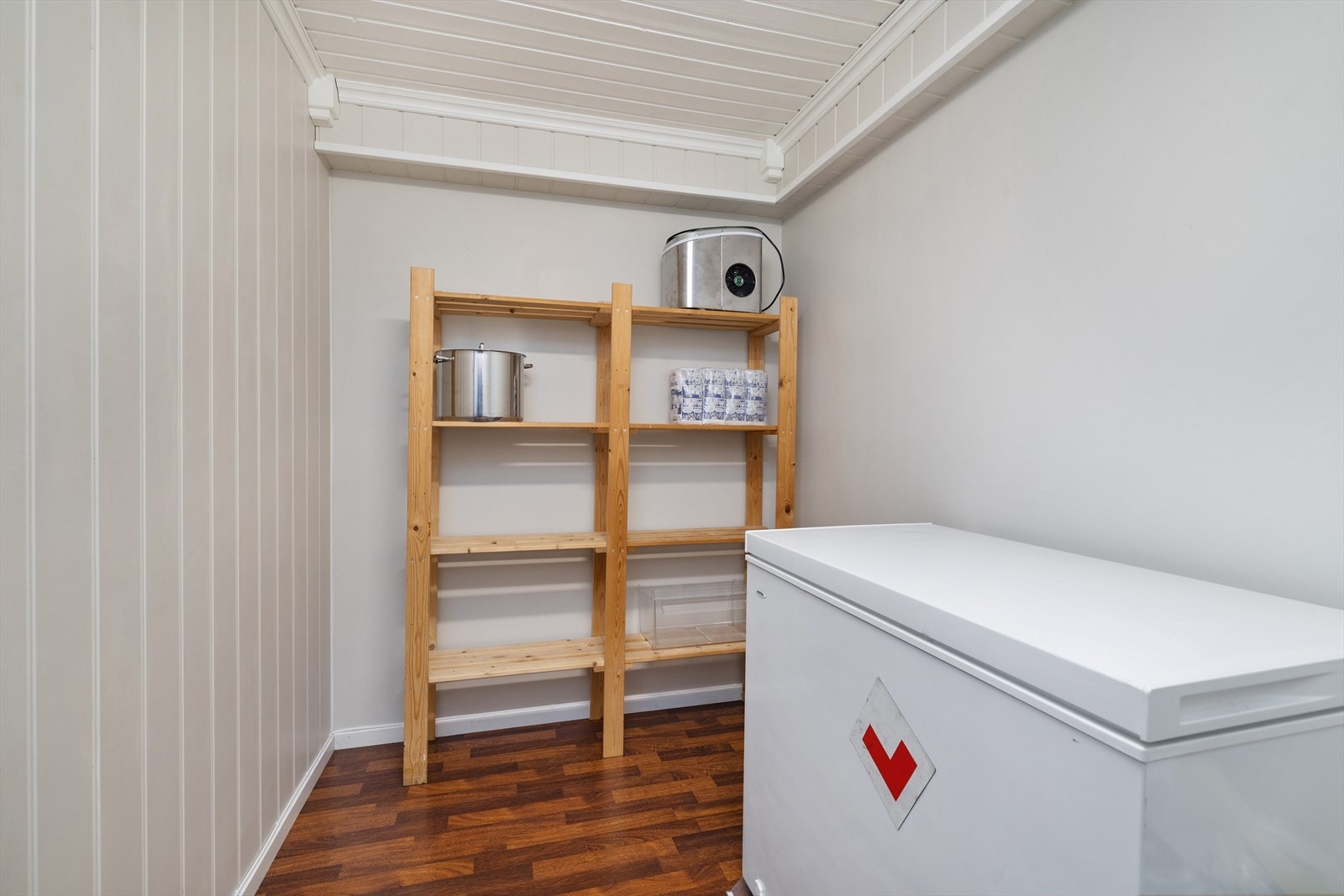 Boligen har flere boder og kott som gir gode lagringsmuligheter. Galleribilde