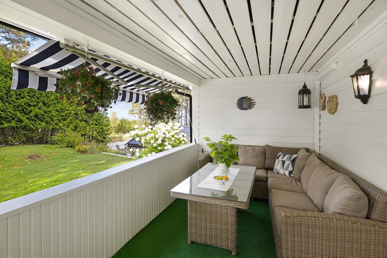 I tillegg finnes en overbygget veranda på 14 m², perfekt for regnværsdager. Galleribilde