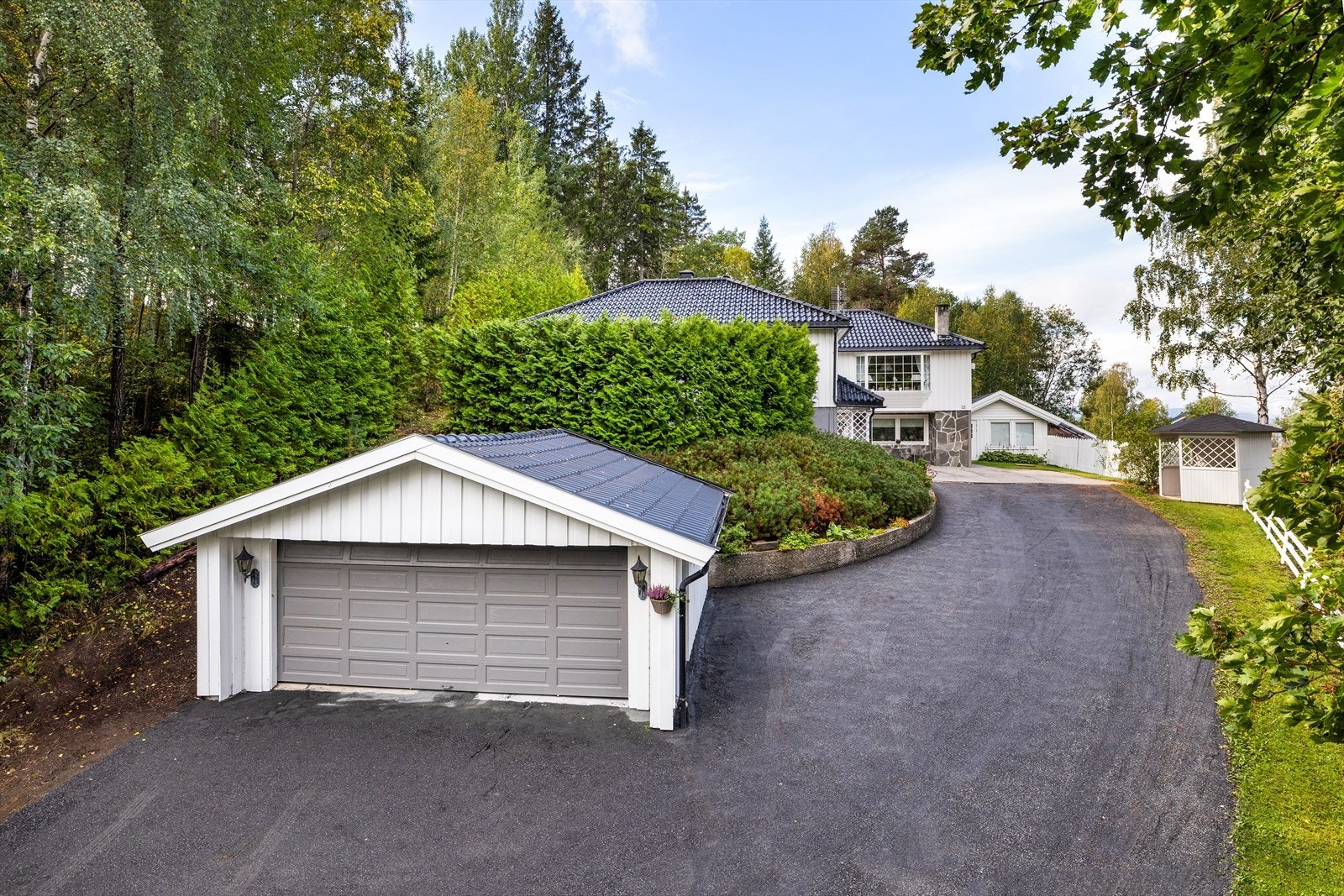 Eiendommen inkluderer en dobbelt
garasje på 30 m² med innlagt strøm. Galleribilde