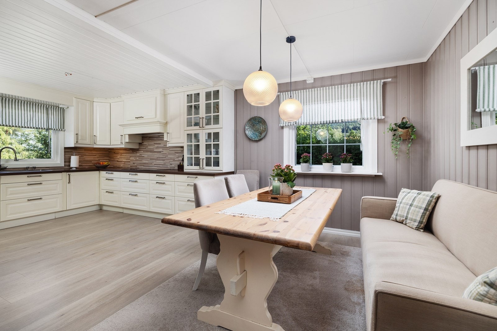 I tilknytning til kjøkkenet er det god plass til en sosial spiseplass. Galleribilde