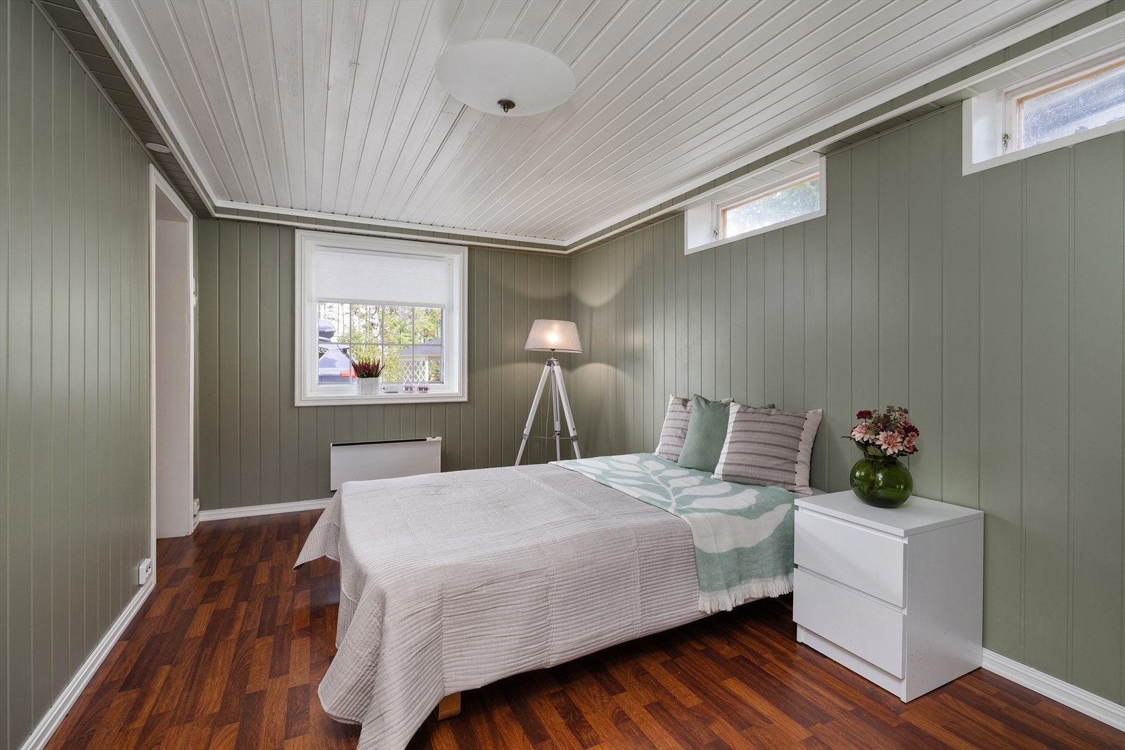 Rom i underetasjen med panel på vegger og plass til seng og møblement. (Ikke godkjent for varig opphold. Fremkommer ikke på byggemeldte tegninger) Galleribilde