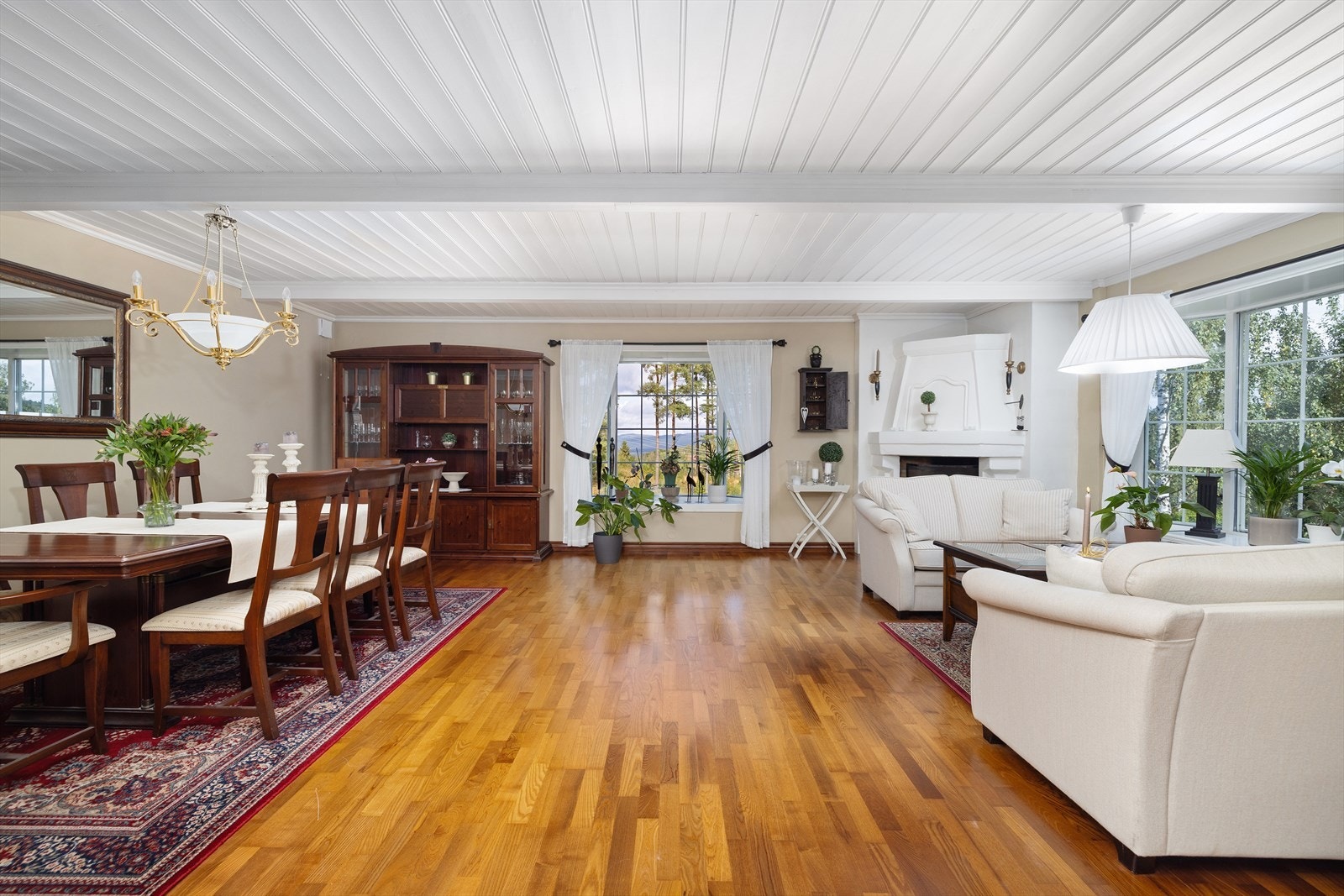 Boligens andre stue er romslig, med god plass til både sofagruppe og spisestue. Galleribilde