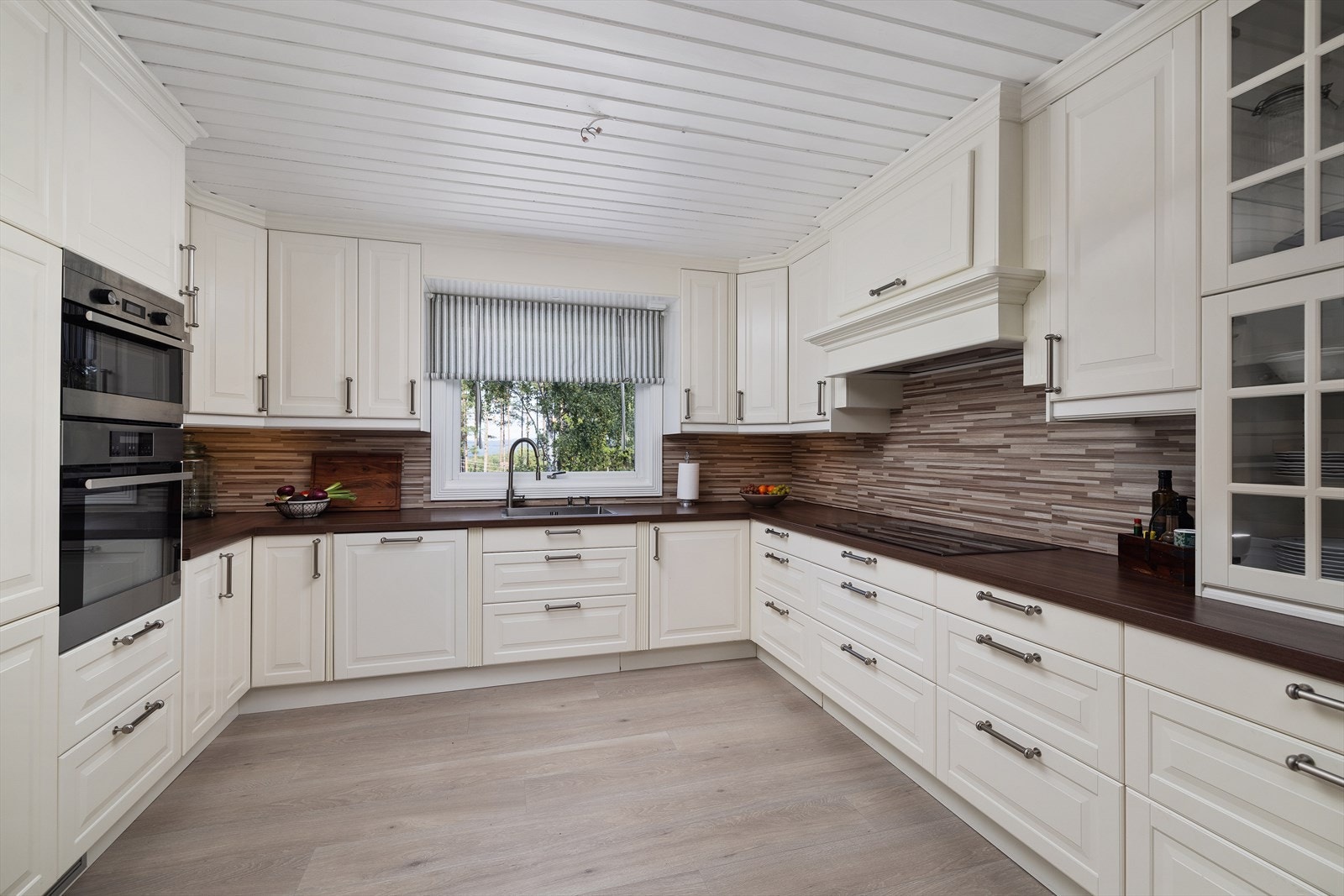 Kjøkkeninnredningen fra 2012 er velutstyrt med rikelig skapplass og integrerte hvitevarer. Galleribilde