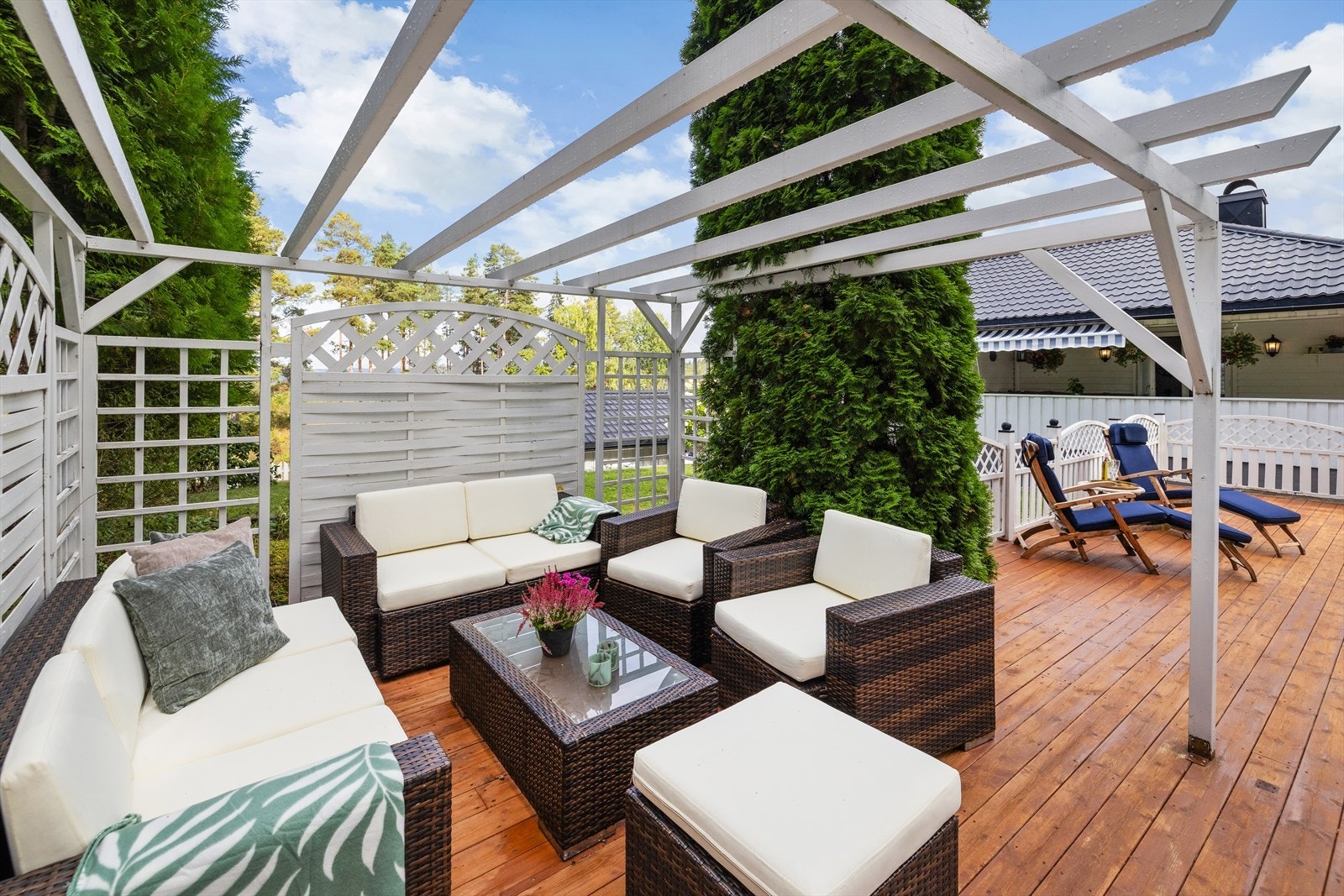 Pergolaen ved bassengområdet skaper en lun og skjermet sone for avslapning. Galleribilde