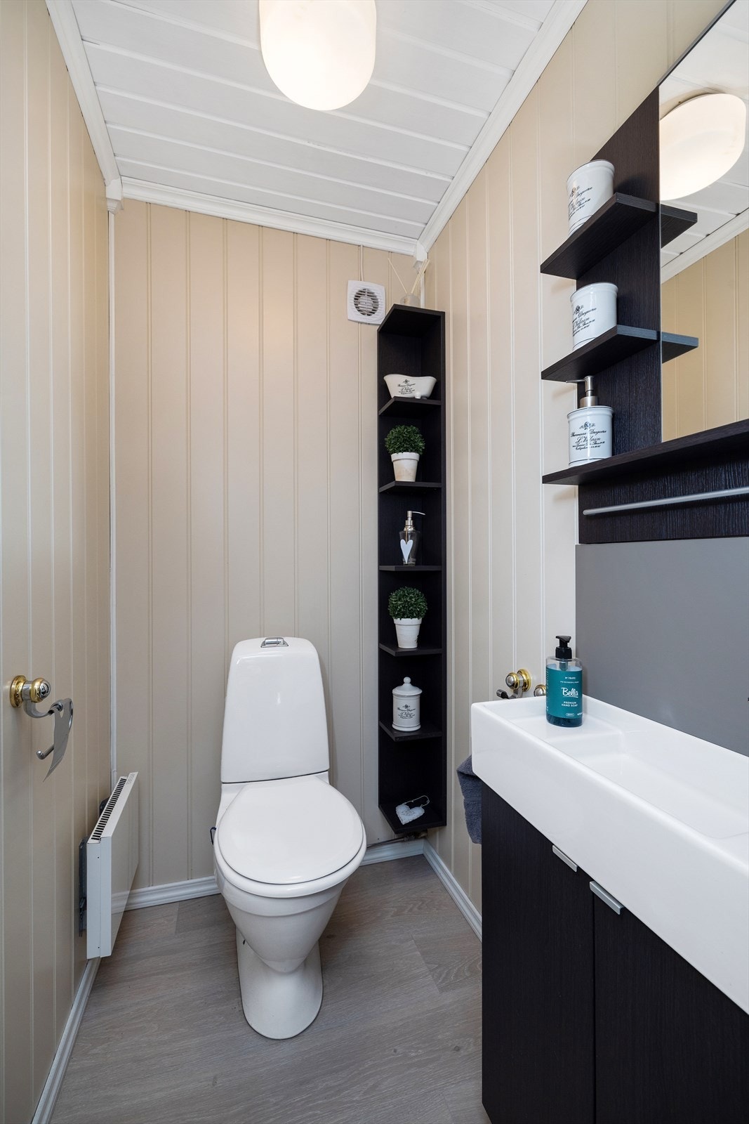 Separat toalettrom, oppgradert i ca. 2012, med servant og mekanisk avtrekk. Galleribilde