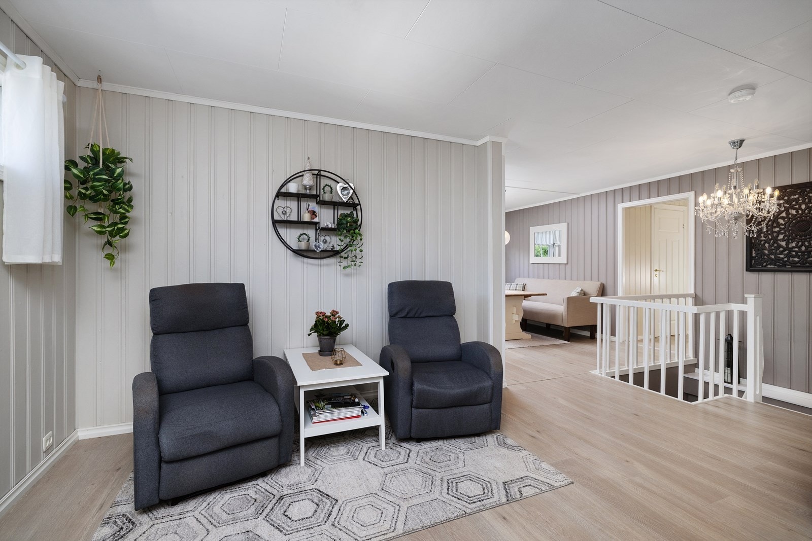 Fra trappen kommer man opp til en åpen og lys sone som binder rommene sammen. Galleribilde