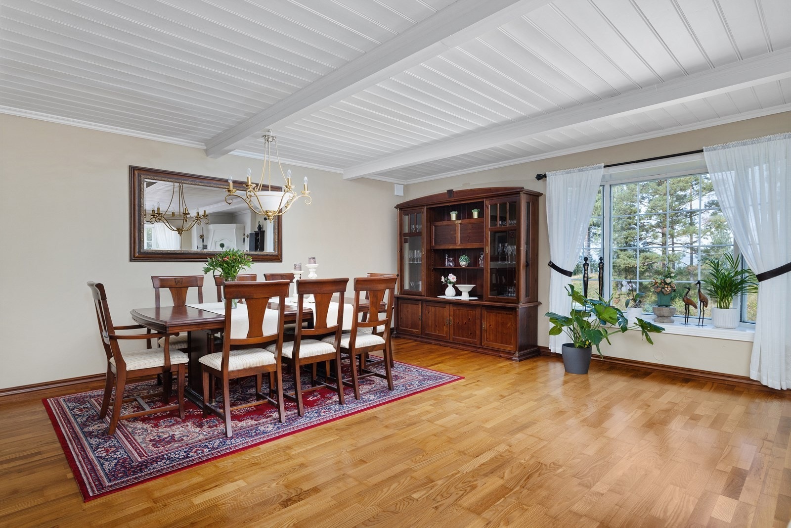 Store vindusflater gir godt med naturlig lys og utsyn mot hagen. Galleribilde