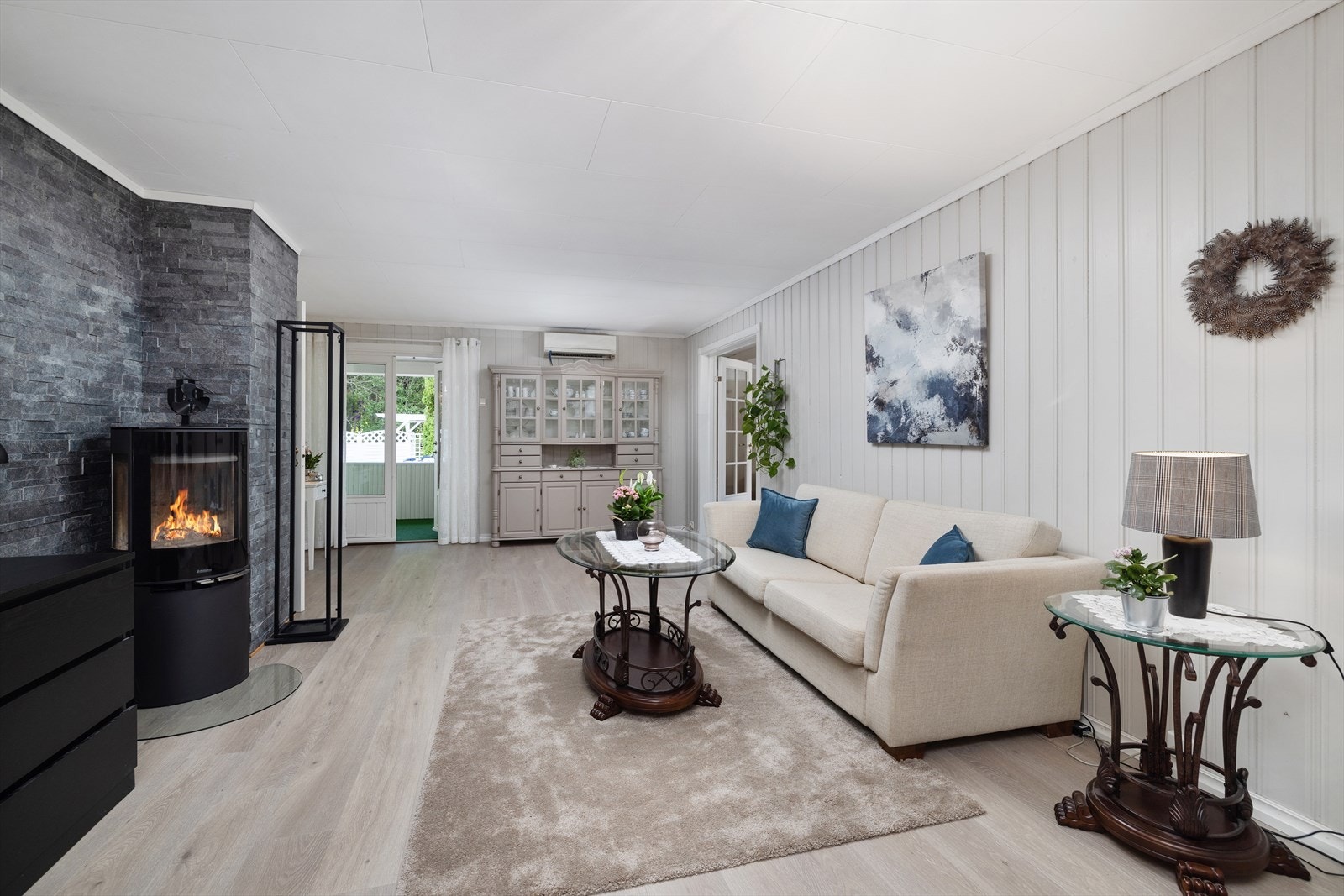 Rommet har en åpen planløsning og fungerer som et naturlig samlingspunkt i etasjen. Galleribilde