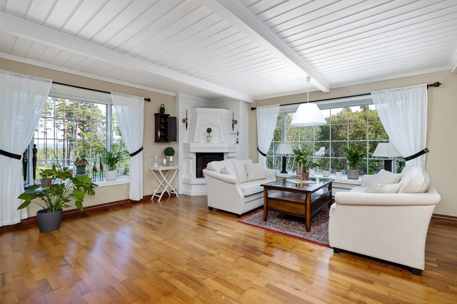 Den murte peisen med åpen grue blir et sentralt element i rommet. Galleribilde