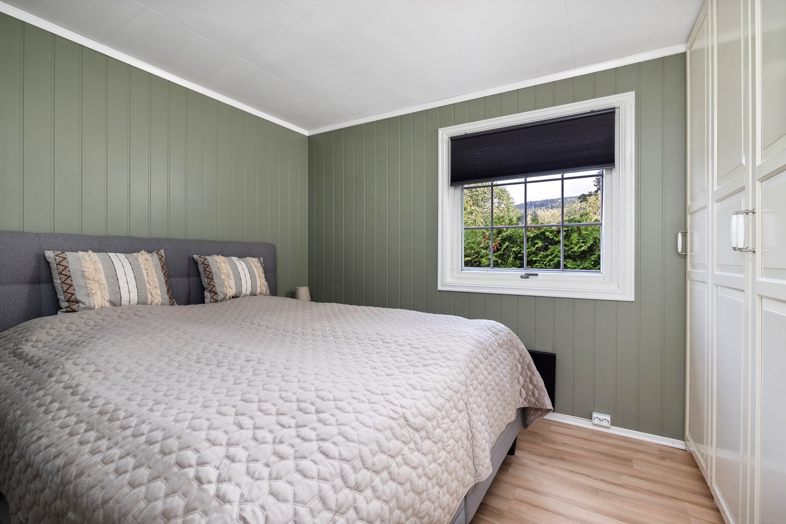 Hovedetasjen har tre soverom av god størrelse, alle med plass til garderobeløsninger. Galleribilde