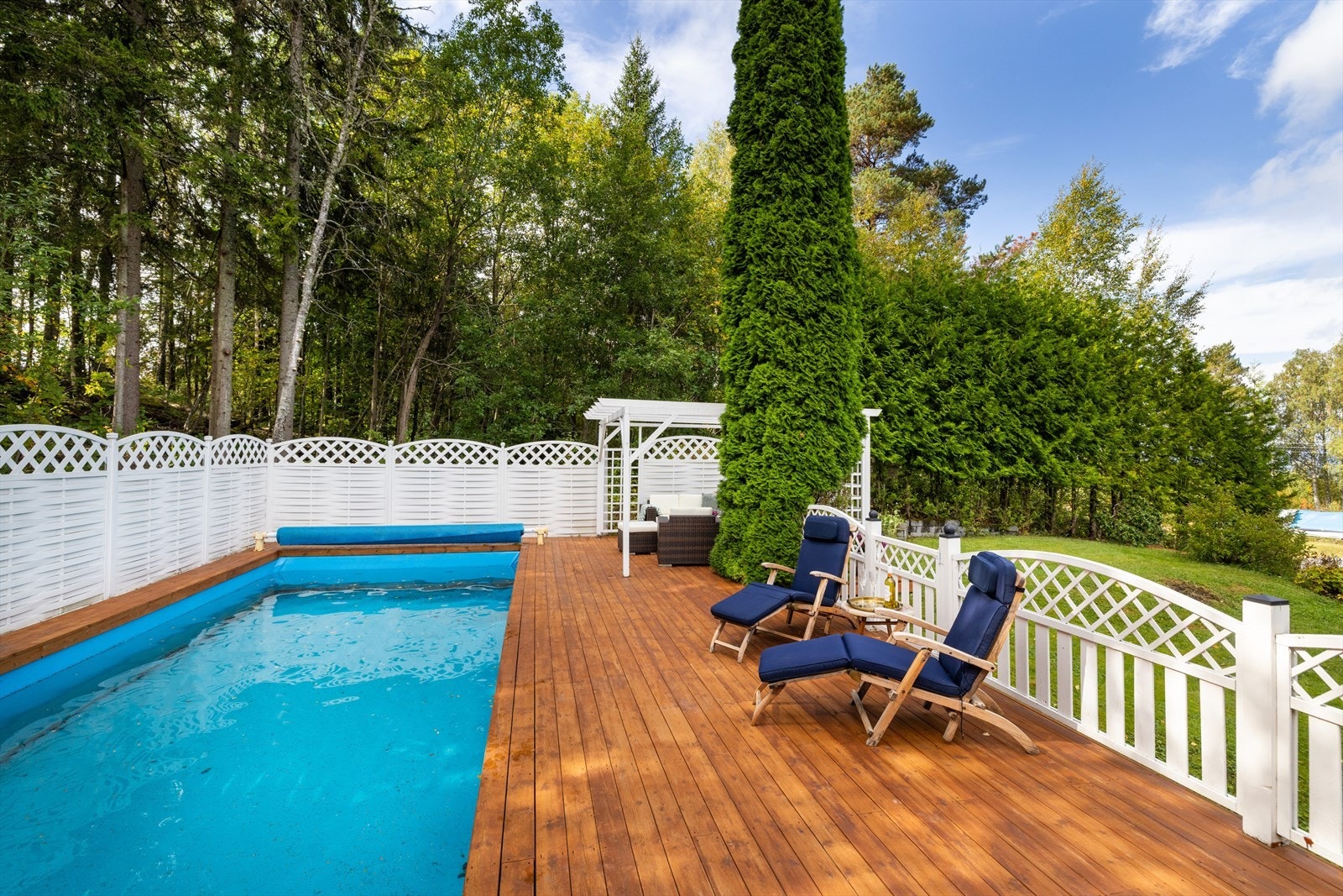 Eiendommen har et flott, inngjerdet bassengområde med solrike uteplasser. Galleribilde