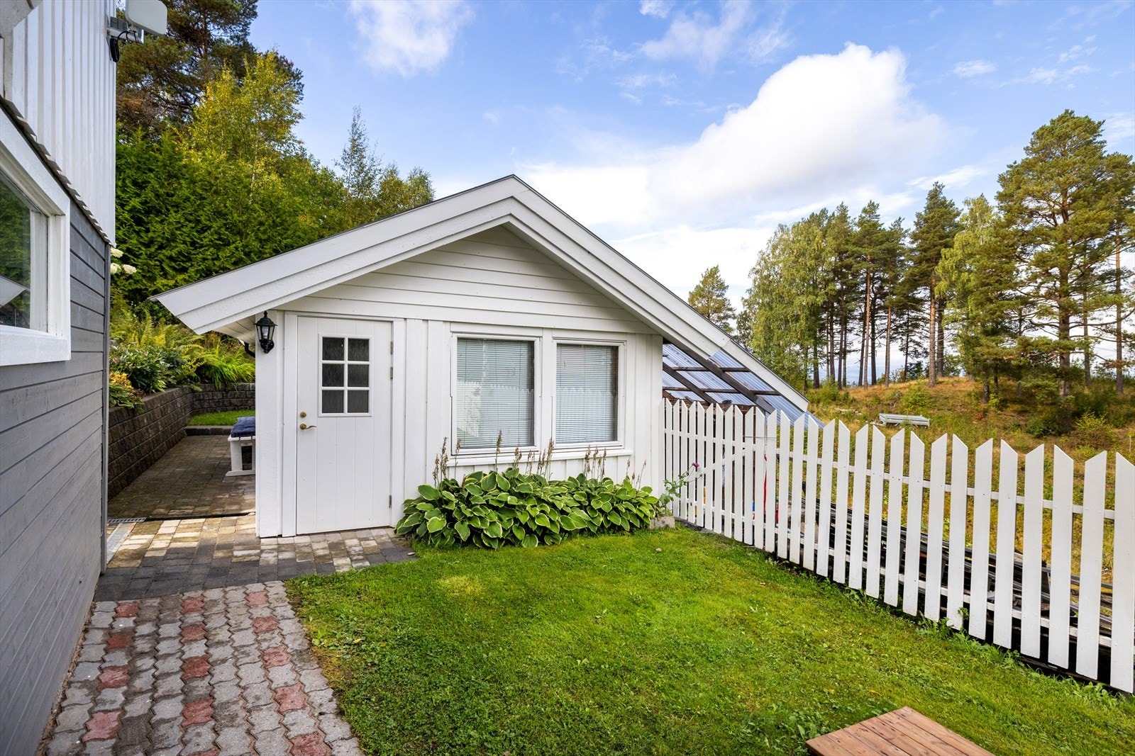Et separat uthus på 28 m² gir rikelig med plass til redskaper og lagring. Galleribilde