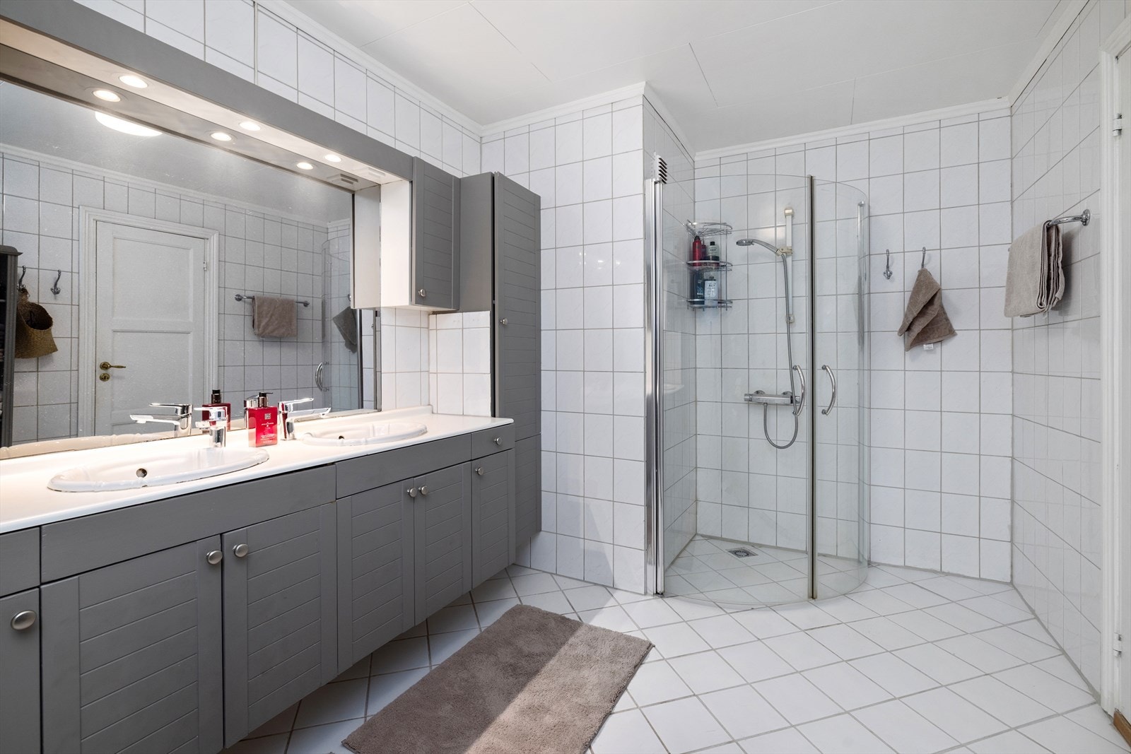 Badet i hovedetasjen er funksjonelt innredet med doble servanter og dusjhjørne. Galleribilde