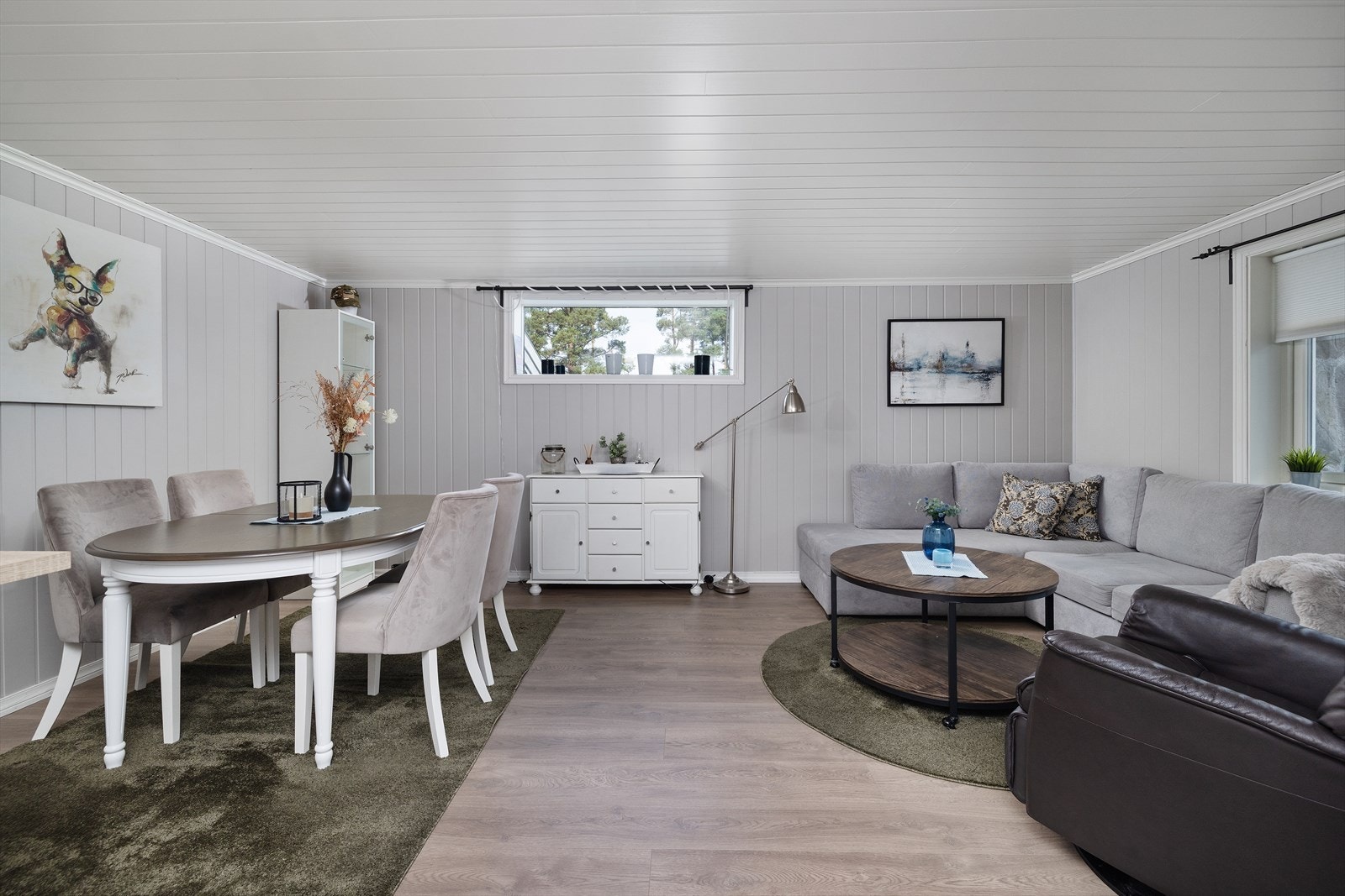 Åpen stue- og kjøkkenløsning i utleiedelen, med plass til både sofagruppe og spisebord. Galleribilde