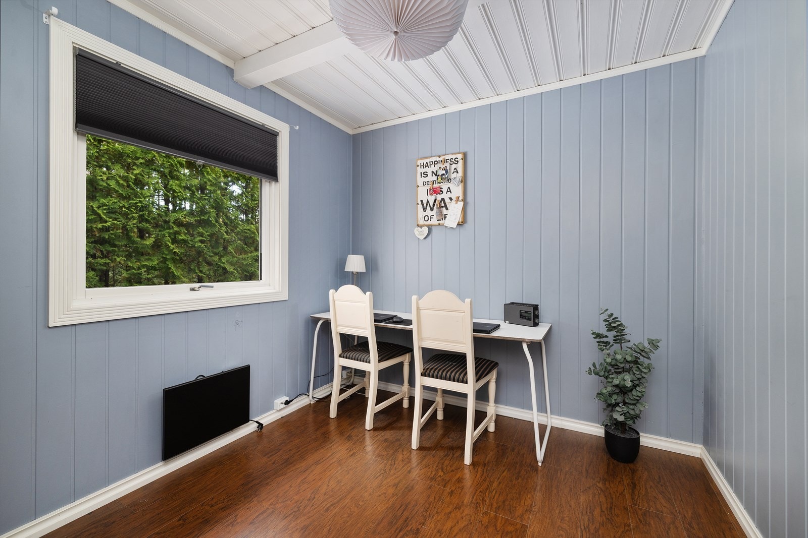 Et av soverommene egner seg godt som kontor eller gjesterom. Galleribilde