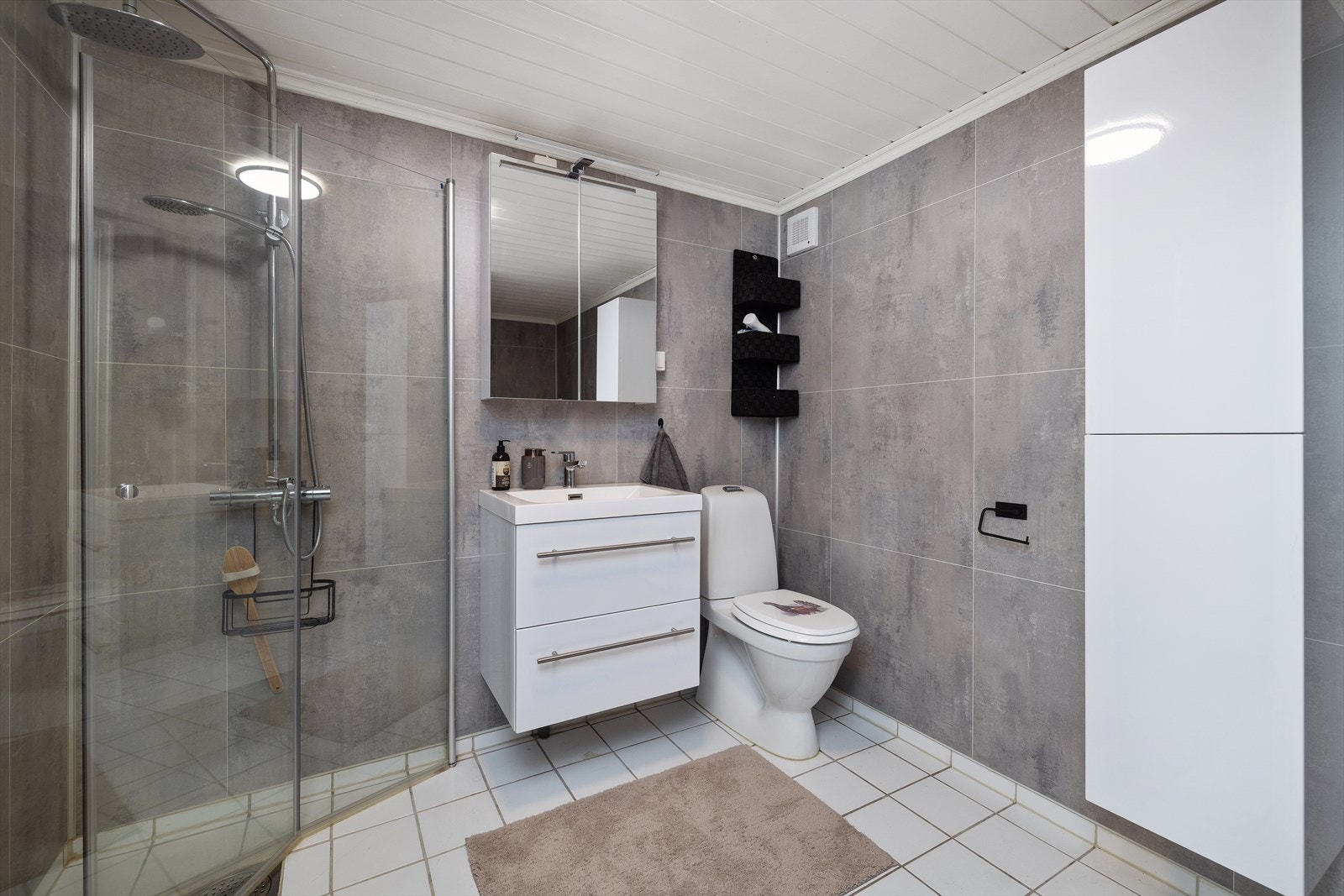 Badet i hybelen ble oppgradert i 2020 og har dusjhjørne og opplegg for vaskemaskin. Galleribilde