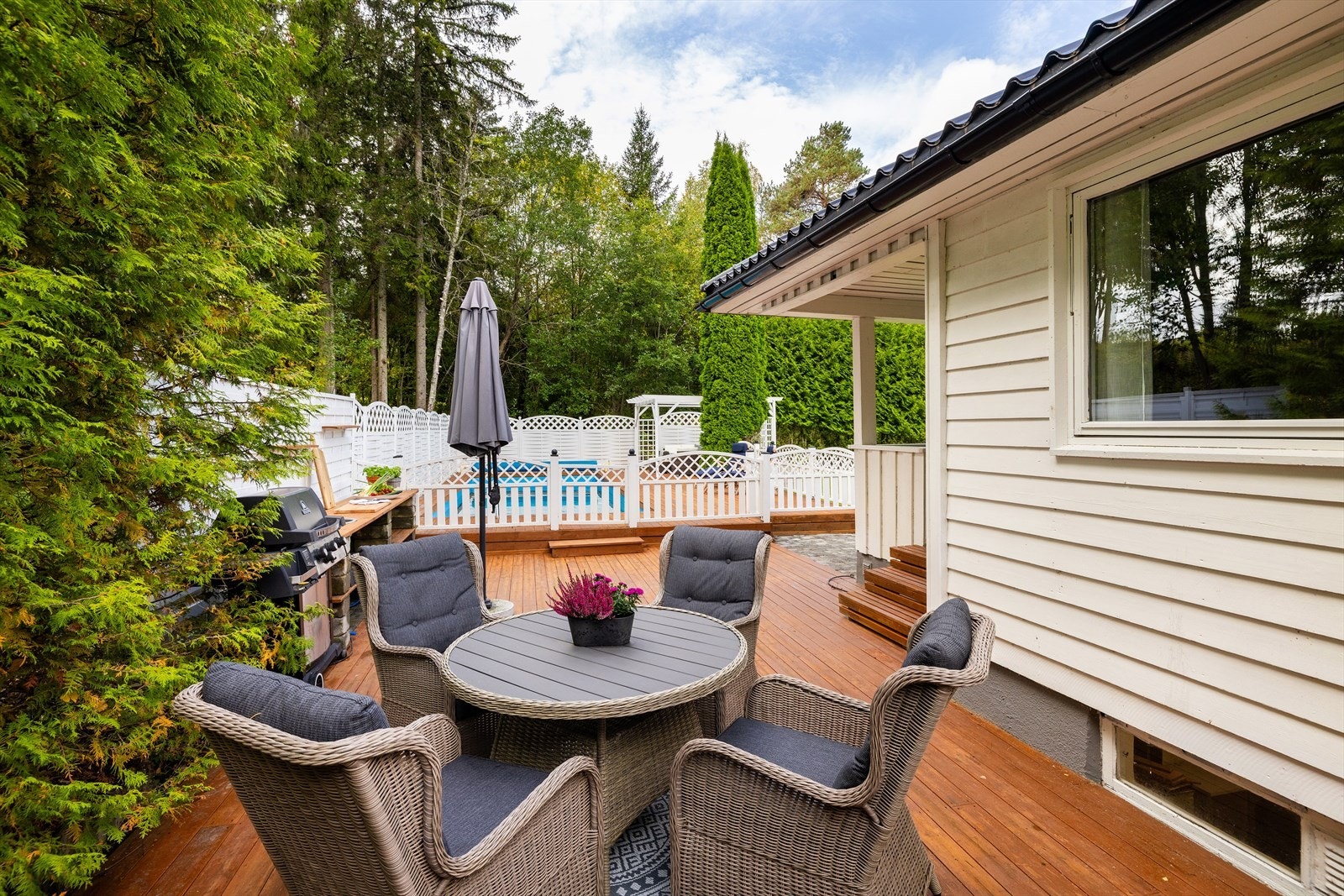 Fra stuen er det utgang til en stor, vestvendt terrasse. Galleribilde