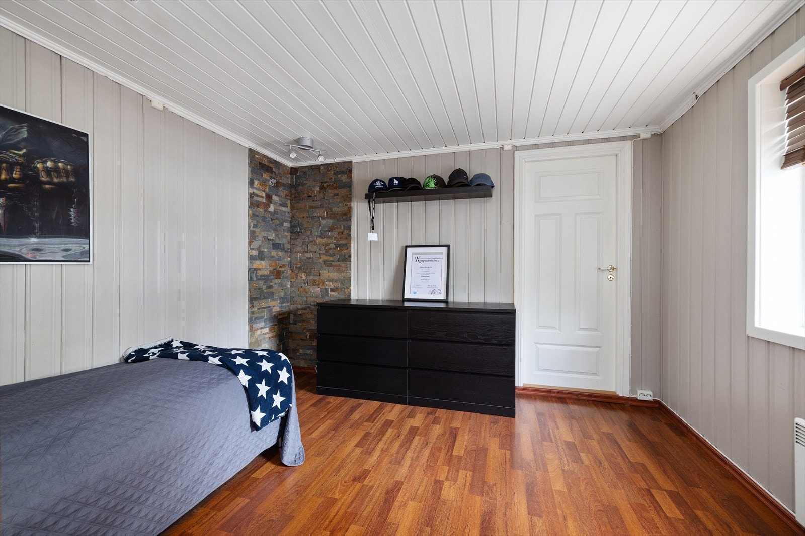 Soverommet i utleiedelen har god plass til seng og oppbevaringsmøbler. (Fremkommer ikke som soverom på byggemeldte tegninger) Galleribilde