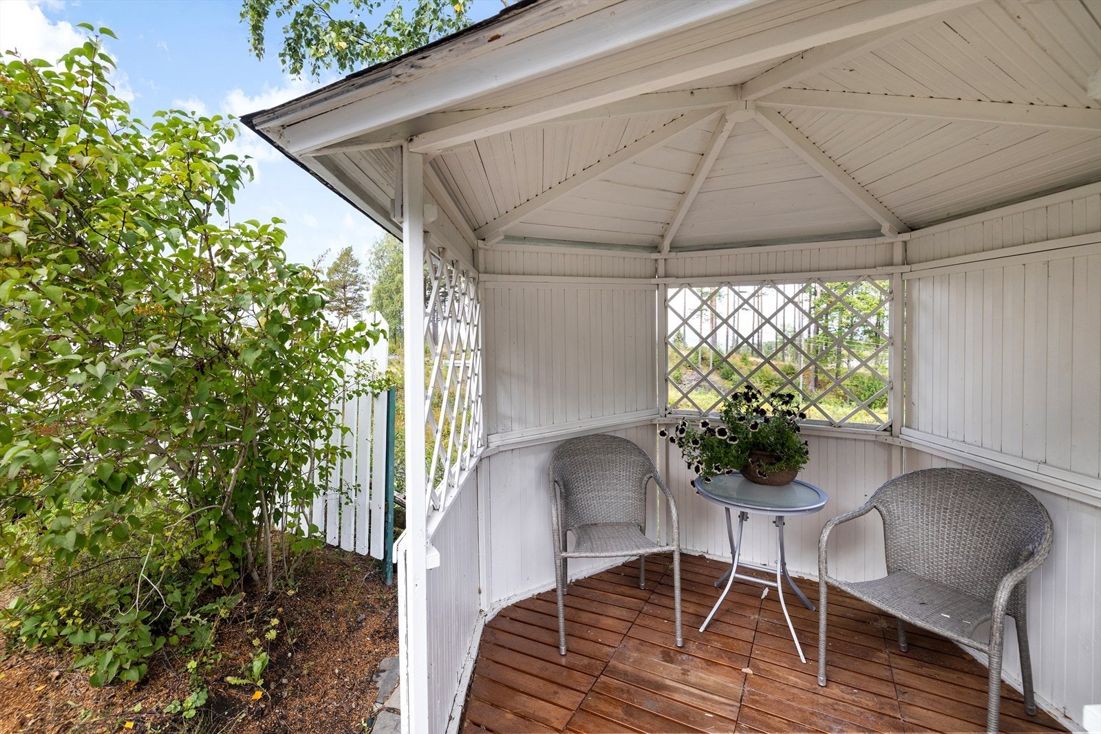 Et lite lysthus i hagen gir en ekstra, tilbaketrukket sitteplass. Galleribilde