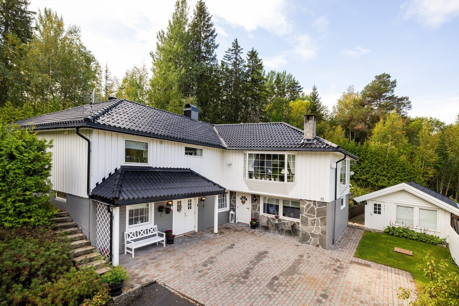 En innholdsrik enebolig med pent opparbeidet tomt og gode parkeringsmuligheter. Galleribilde