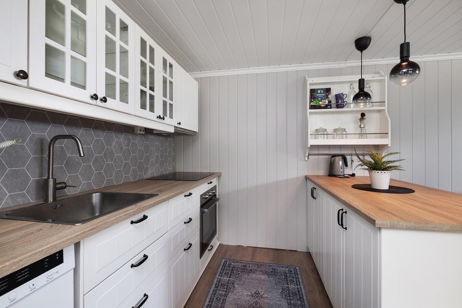 Kjøkkenet i hybelen er fra 2020 og har integrert stekeovn og induksjonstopp. Galleribilde