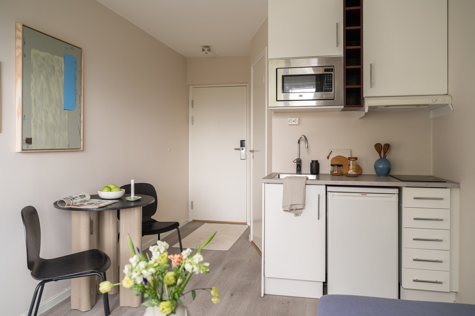 Kjøkkenet har godt med oppbevaring. Galleribilde