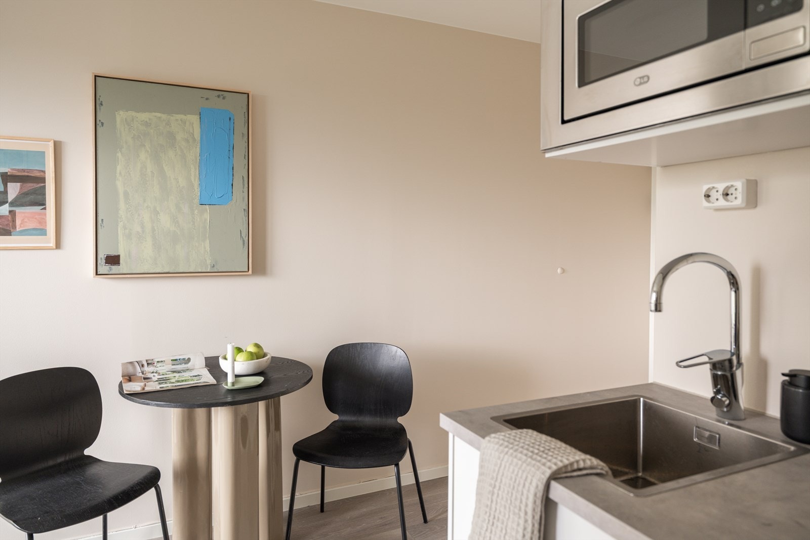 Leiligheten har en attraktiv beliggenhet med alt du trenger innen gangavstand. Galleribilde