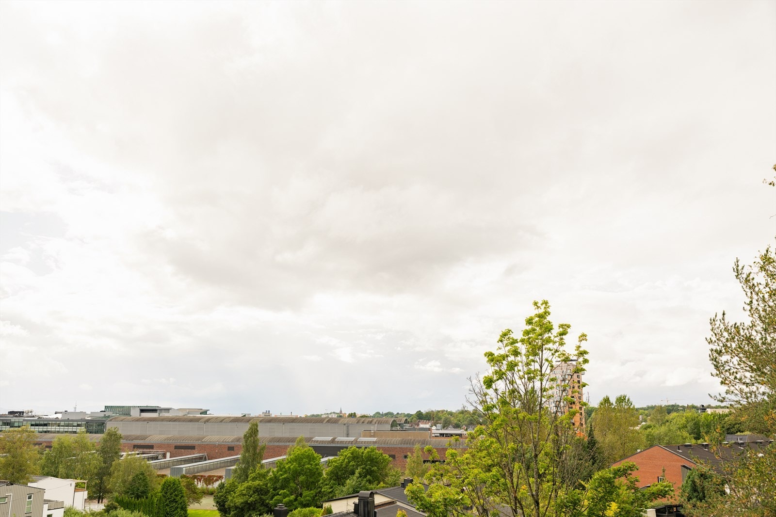 Leiligheten har en flott utsikt, i tillegg har bygget felles takterrasse. Galleribilde