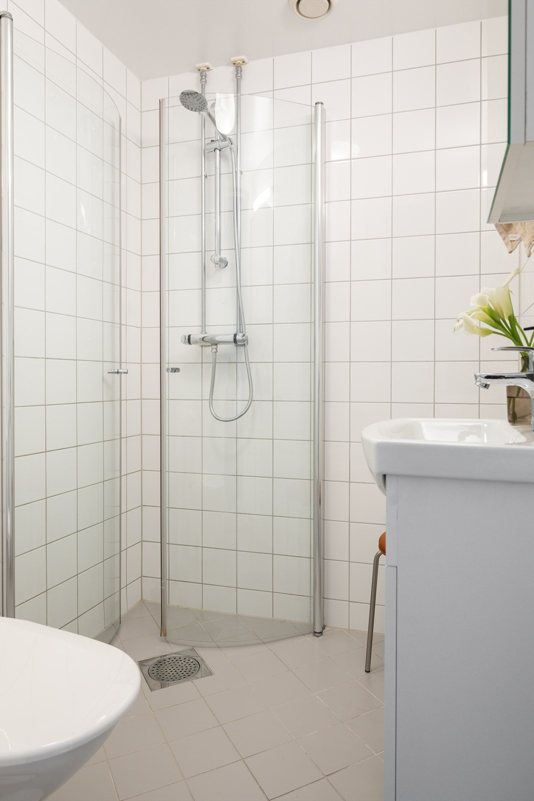 Leiligheten har et lyst bad med gulvvarme og opplegg for vaskemaskin. Galleribilde