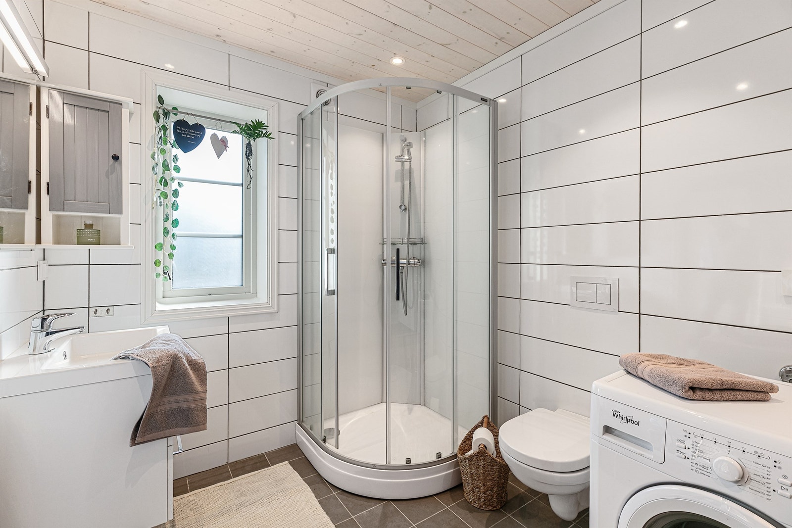 På badet er det opplegg til vaskemaskin Galleribilde