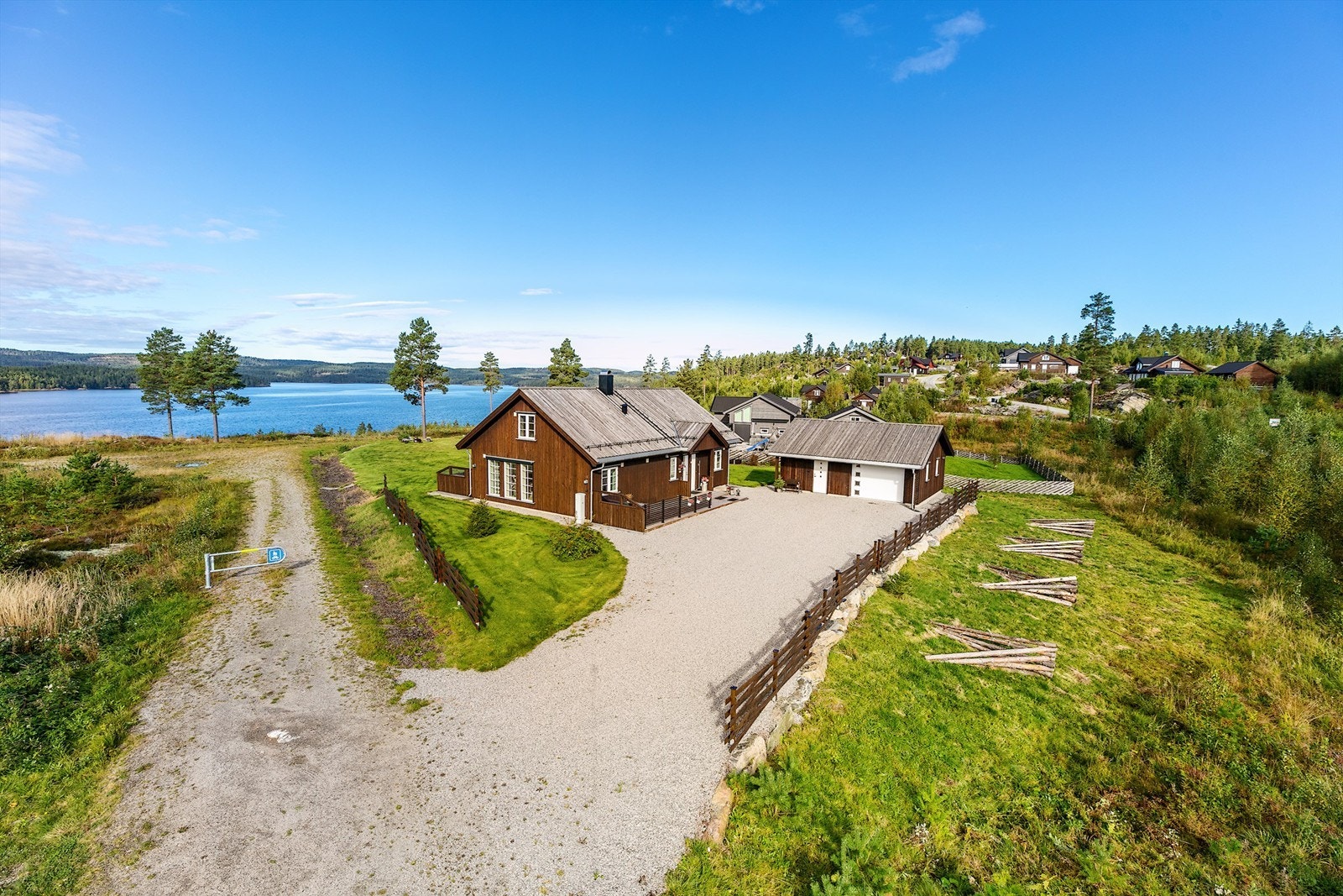 Hytta ligger idyllisk til mellom den stille skogen og blanksvarte Setten Galleribilde