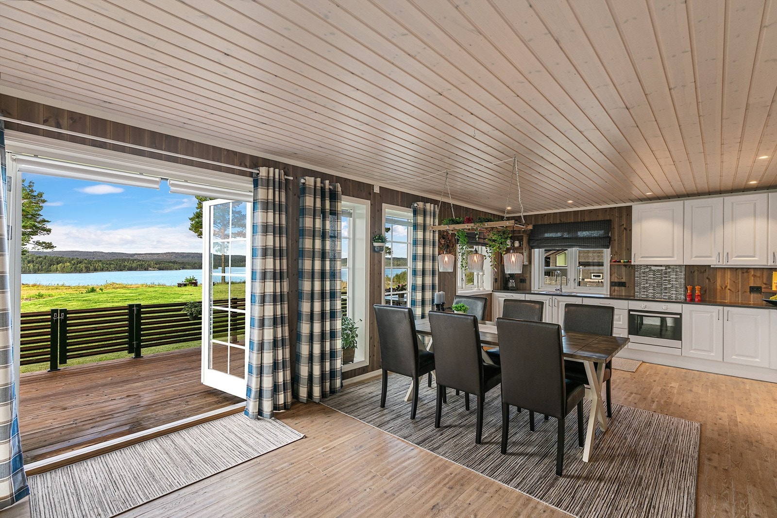 Fra stua er det utgang til en stor, åpen terrasse som gjør at familien kan samles til hyggelige stunder og gode måltider ute i det fri Galleribilde