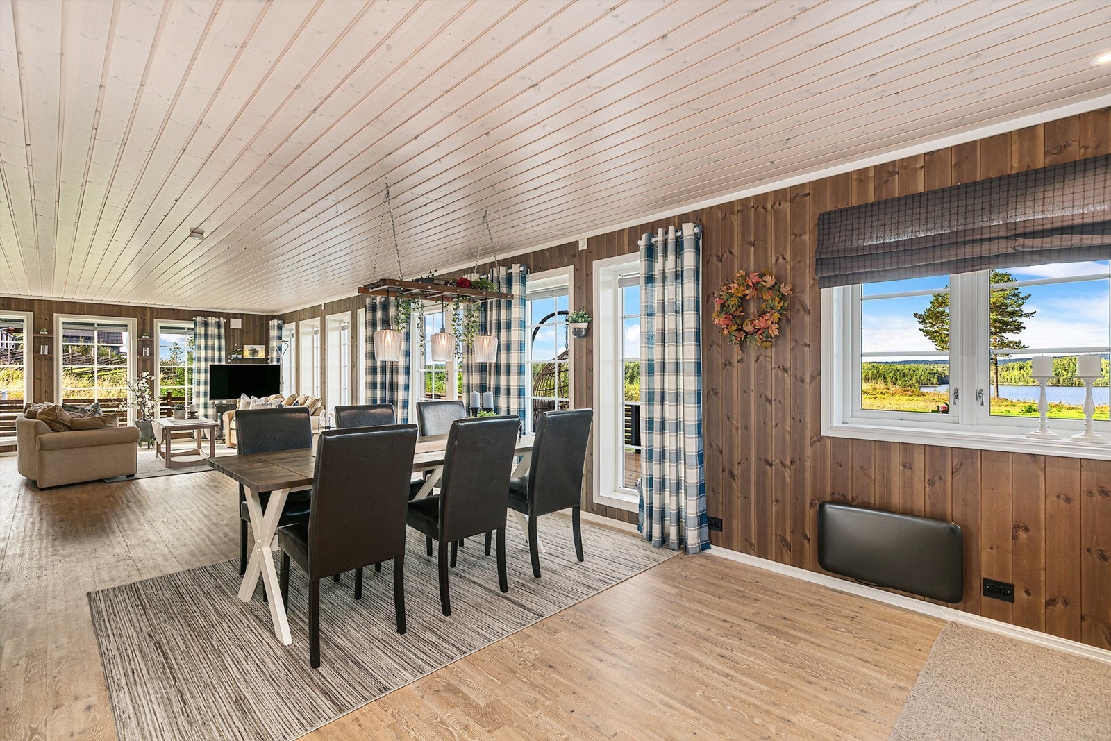 Her kan en sitte i sofakroken eller ved spisebordet og nyte lyset og utsikten Galleribilde