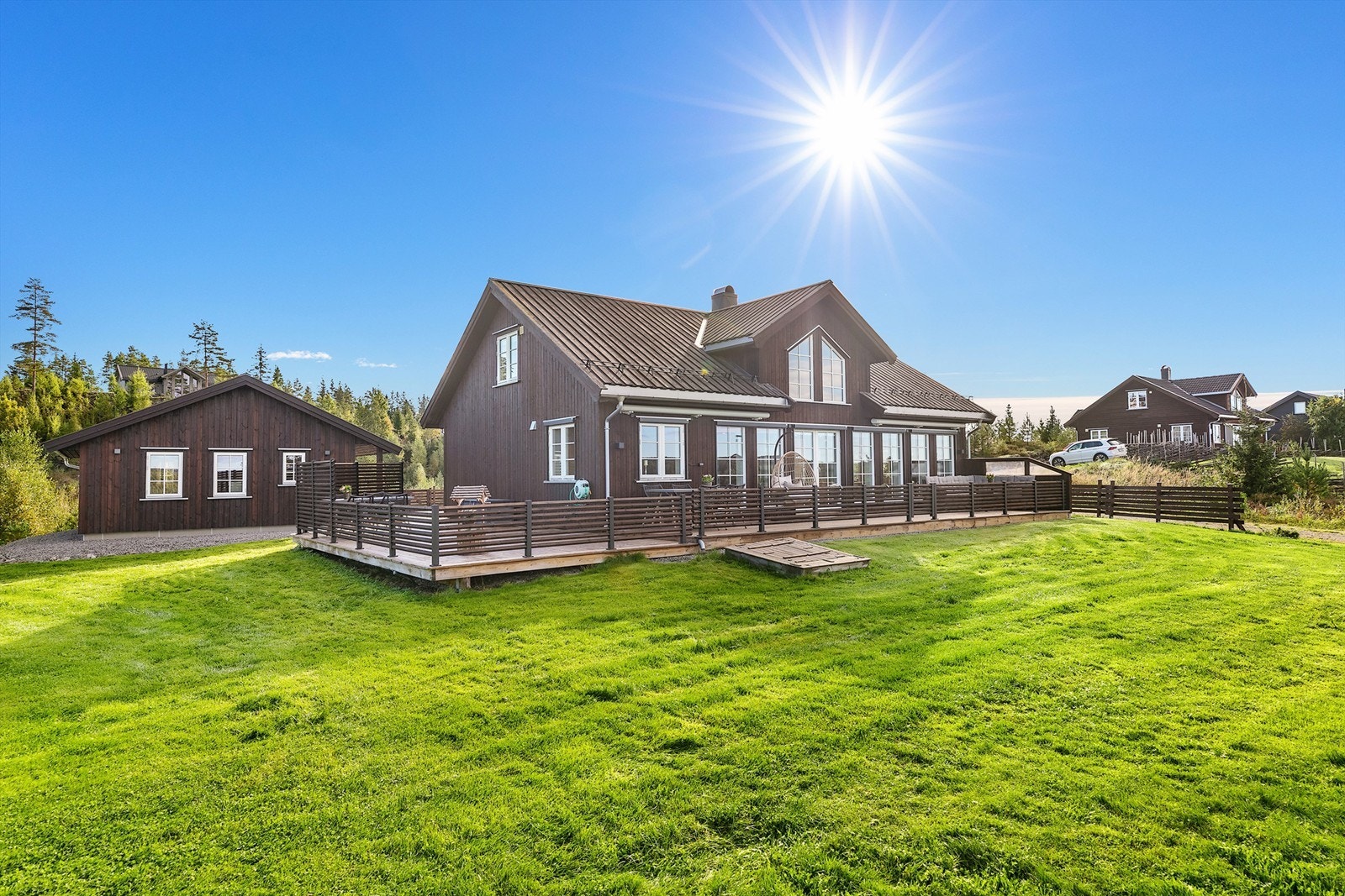 Hytta ligger på en trivelig tomt med mange fine uteplasser, lek og moro, har alle fasiliteter og god plass til hele familien Galleribilde