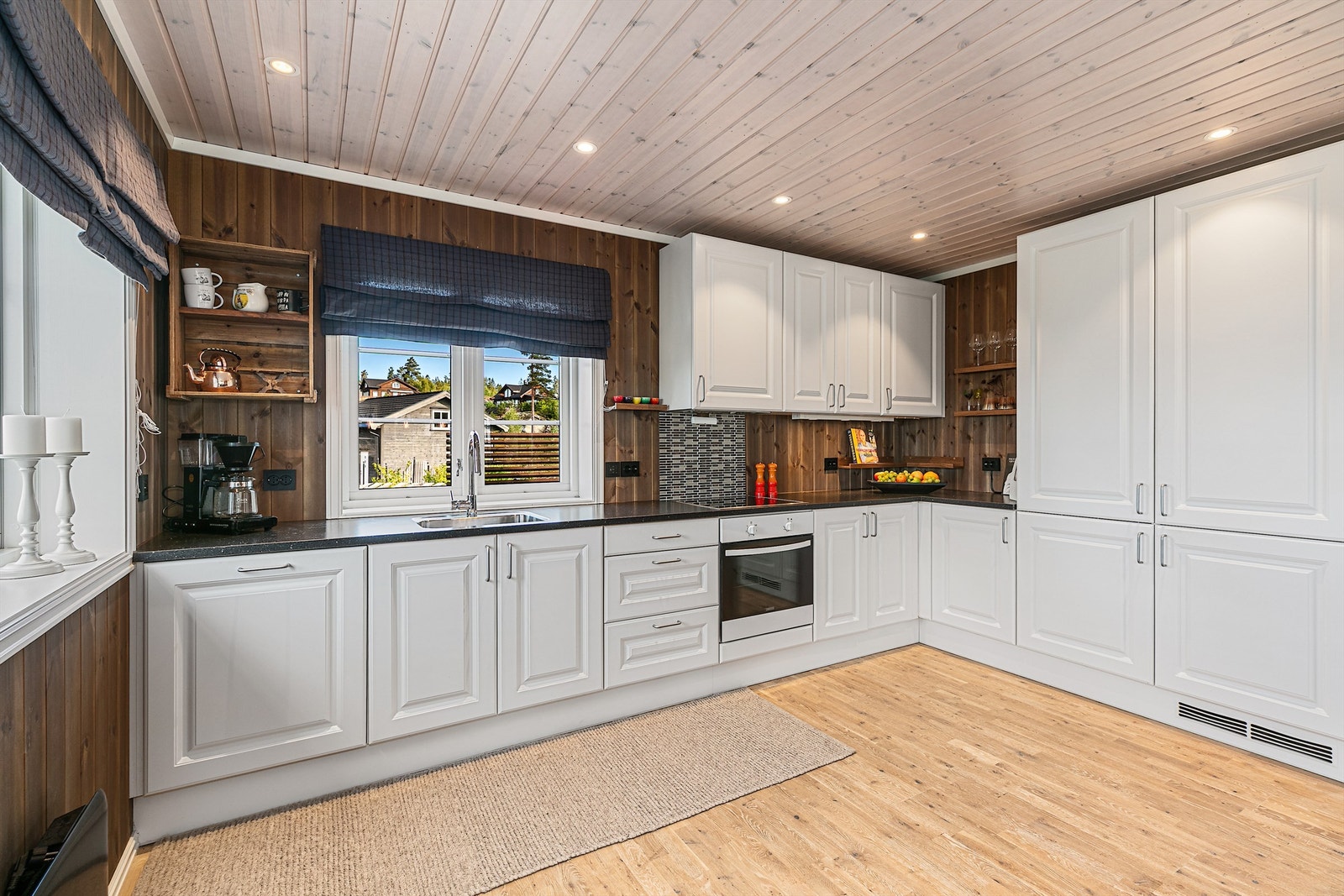 Innredningen har godt med skap- og benkeplass Galleribilde