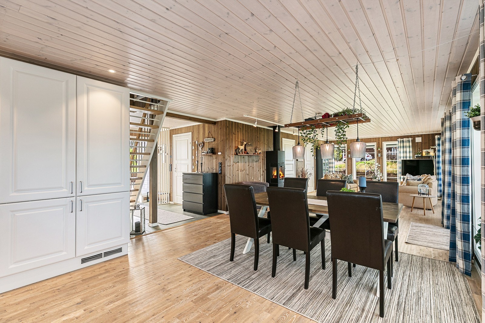 Alle rom i 1. etg. har luftbåren varme, med termostatstyring i 3 soner Galleribilde