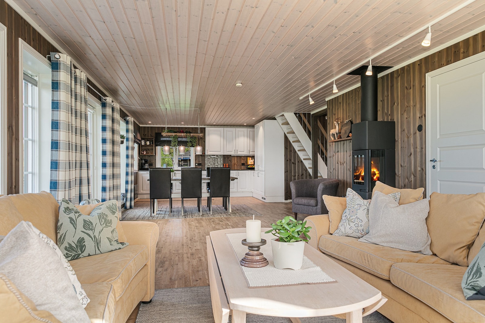 Hytta er sosial og hyggelig med åpen løsning mellom stue og kjøkken Galleribilde