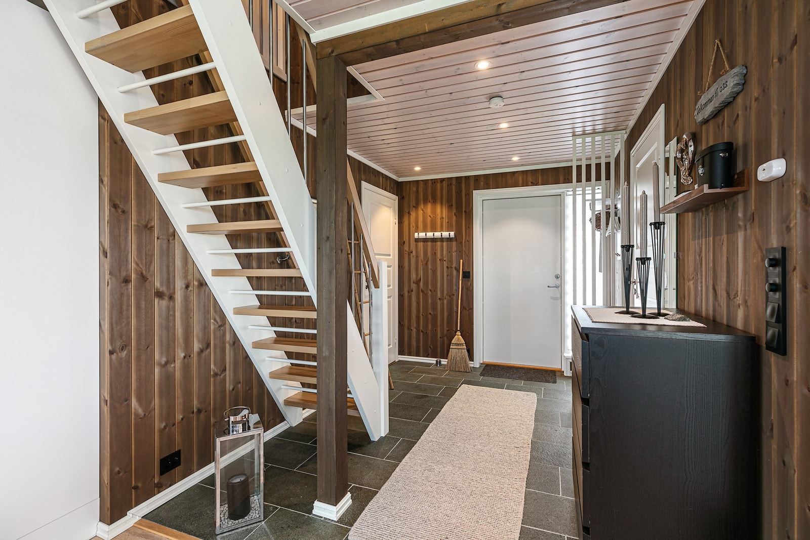 Hyttas entré er romslig med god plass til å henge fra seg yttertøy og sette fra seg sko. Varmekabler under fliser på gulv Galleribilde