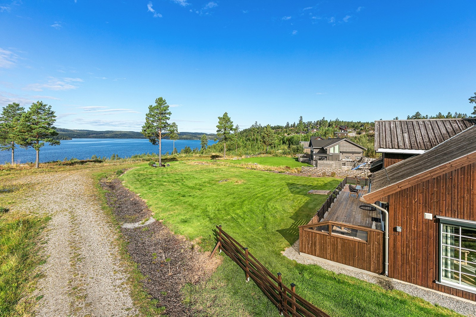 Eiendommen ligger i fremste linje mot innsjøen Setten Galleribilde