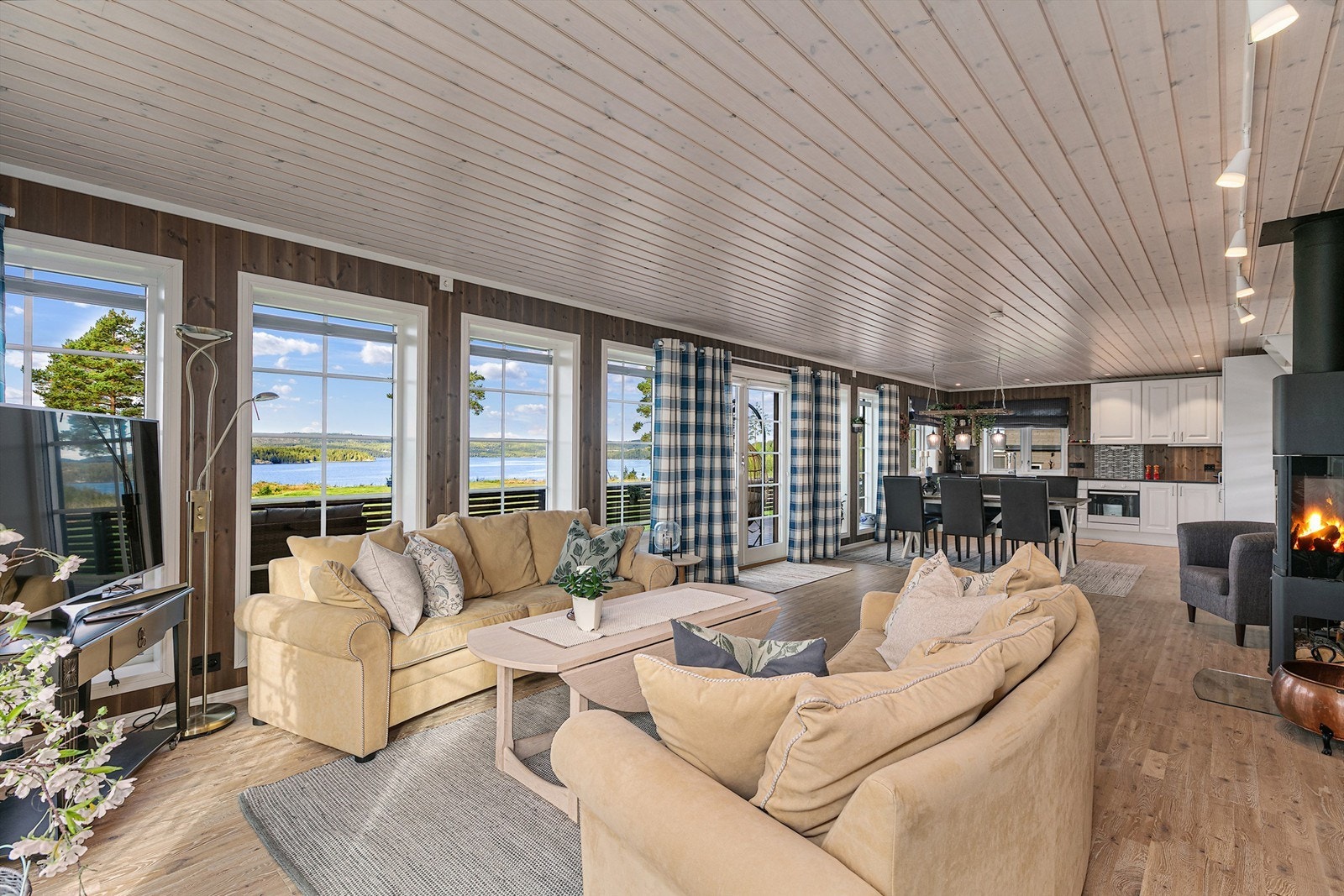 Stua er lys og luftig med store vinduer som gir en fantastisk romfølelse Galleribilde