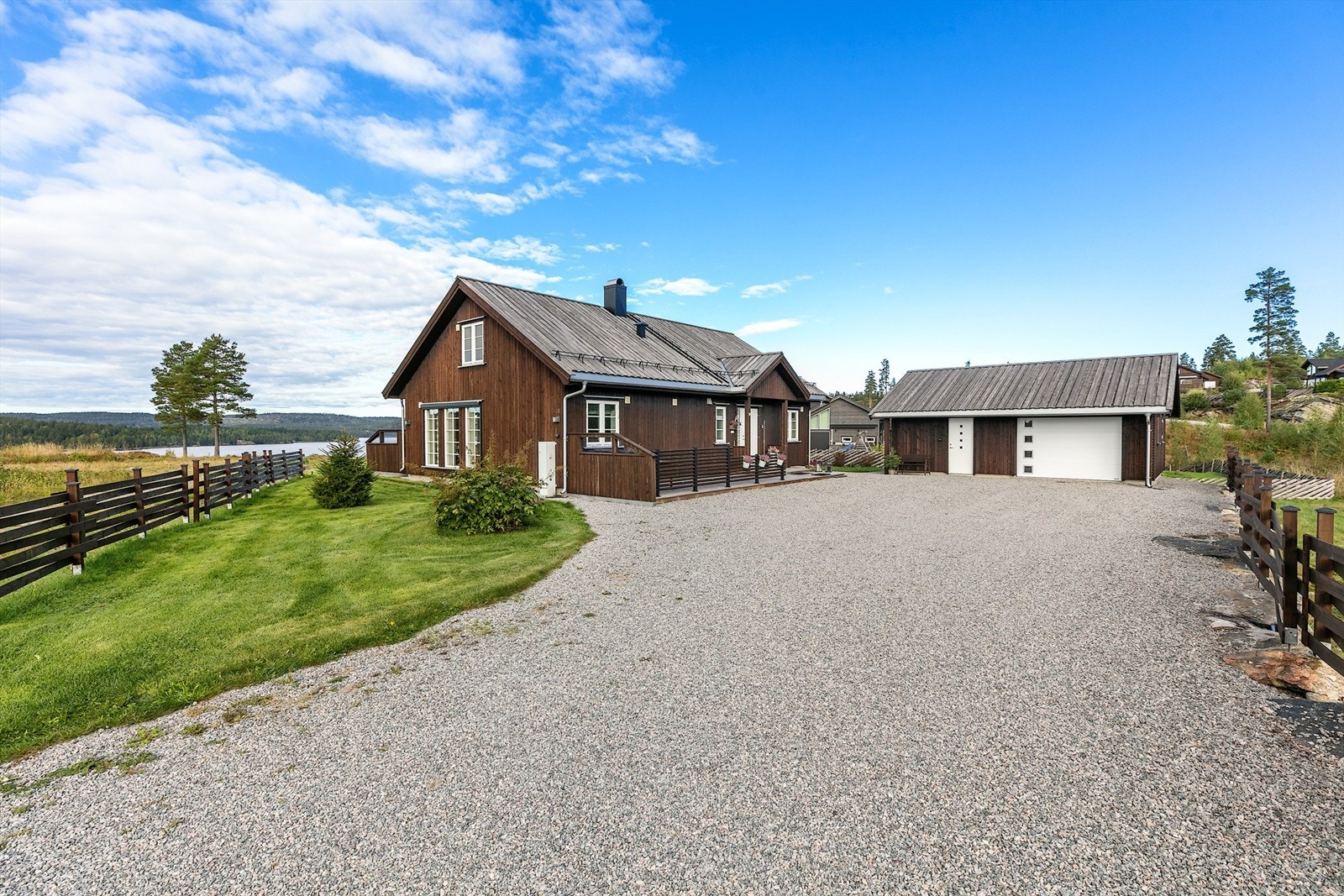 Eiendommen har godt med biloppstillingsplasser i tillegg til garasjen Galleribilde