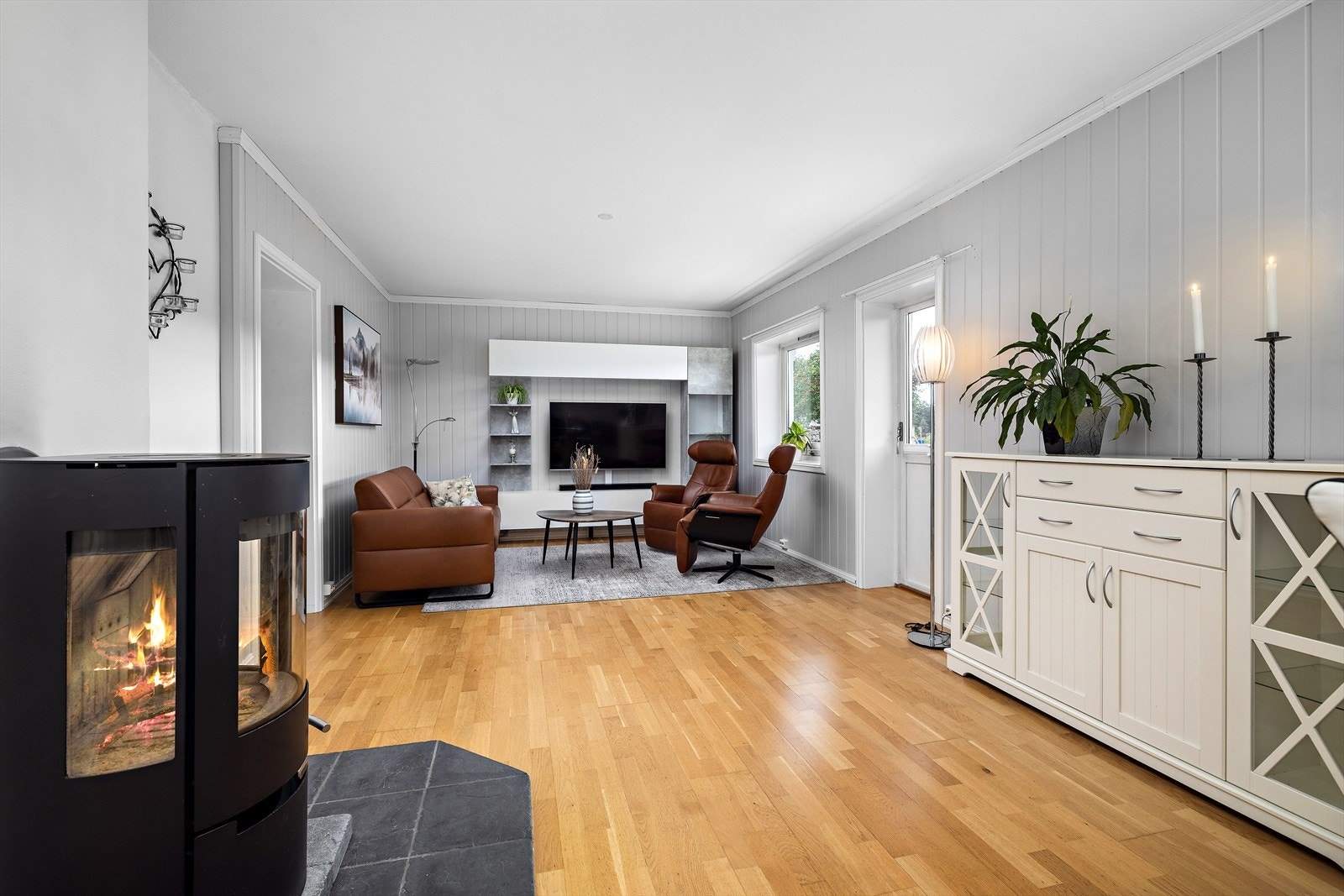 En lys og rommelig
stue med god plass til både sofagruppe og spisebord. Galleribilde