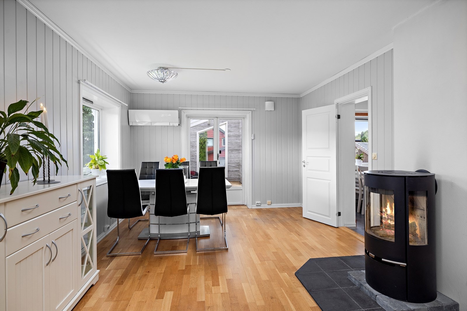 Boligen er utstyrt med to effektive luft-til-luft varmepumper for energieffektiv oppvarming. Galleribilde