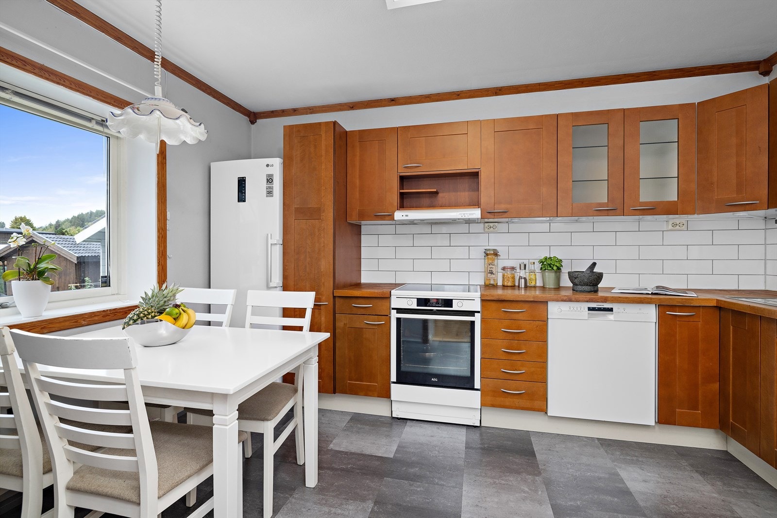 Kjøkkenet er tilrettelagt for frittstående hvitevarer og har opplegg for oppvaskmaskin. Galleribilde