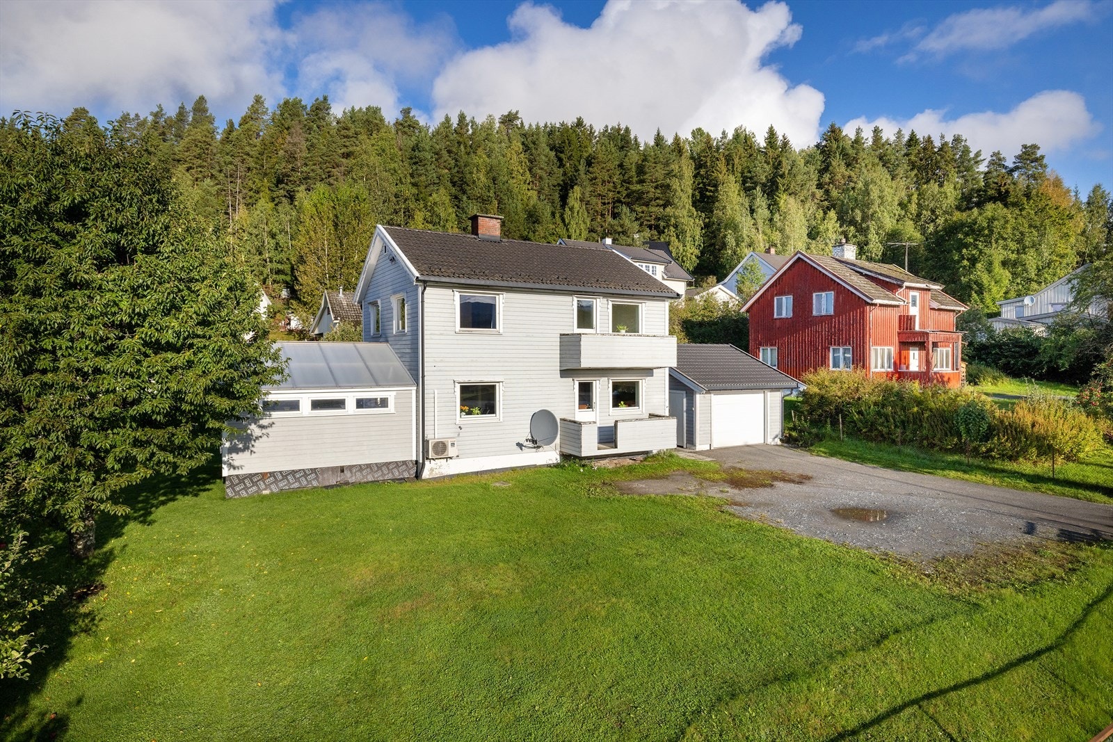 En stor og flat tomt som gir rikelig med plass for lek og aktiviteter. Galleribilde